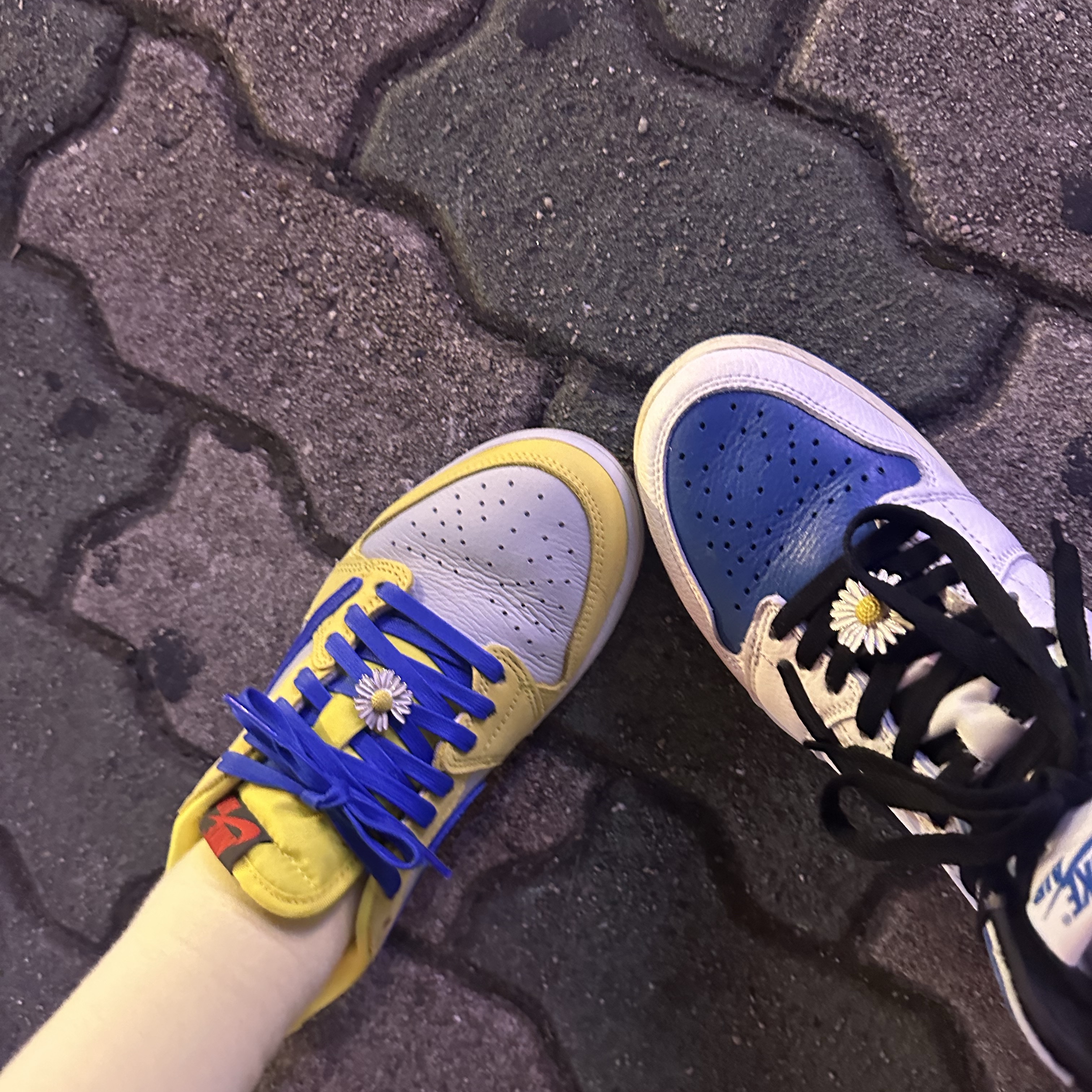 (W) Jordan 1 x Travis Scott Retro Low OG SP Canary, Jordan 1 x Travis Scott x Fragment Retro High OG SP Military Blue 착용 스타일