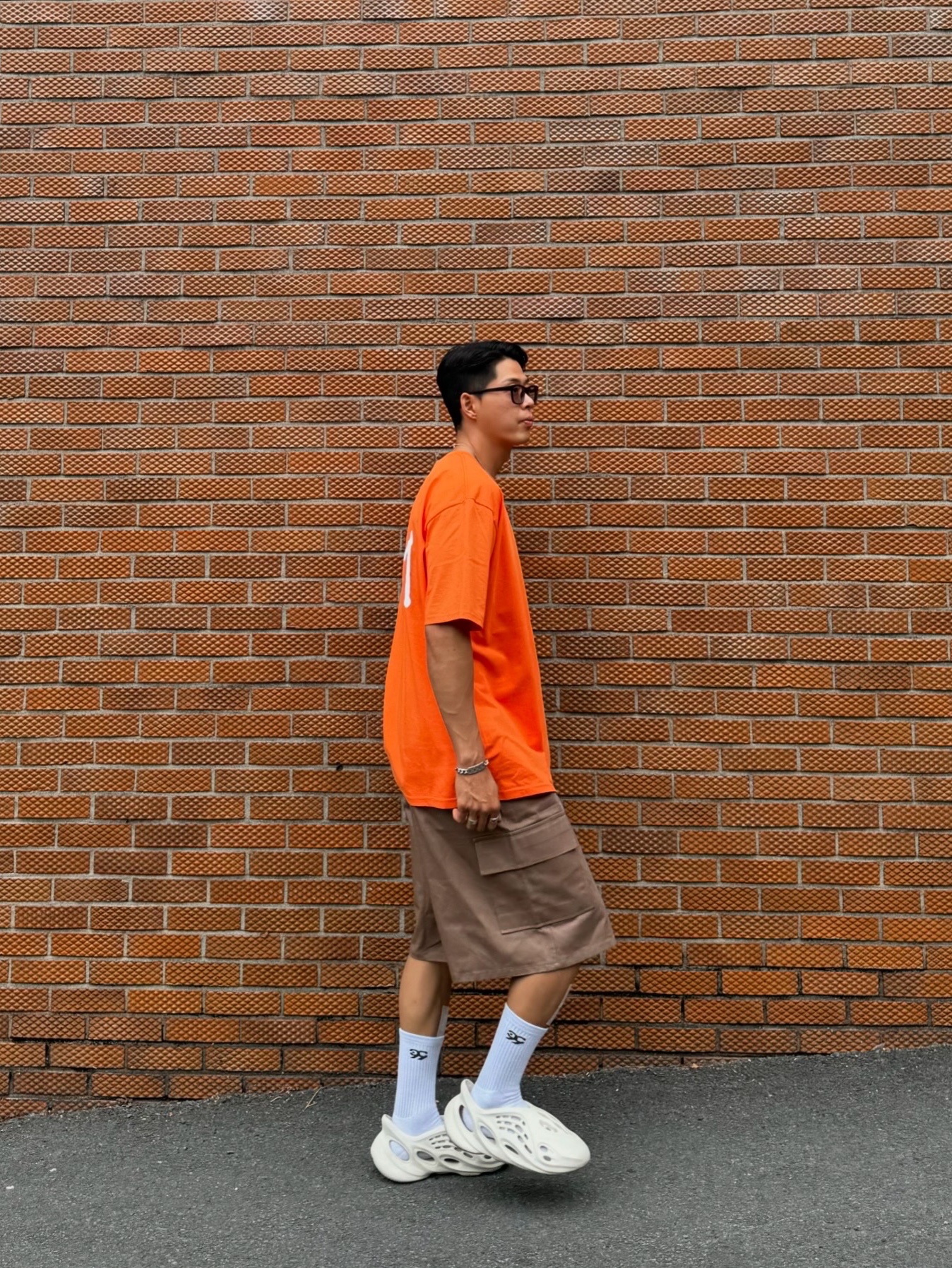 Adidas Yeezy Foam RNNR Sand, Stussy Basic Stussy T-Shirt Coral 2023 착용 스타일 - 6