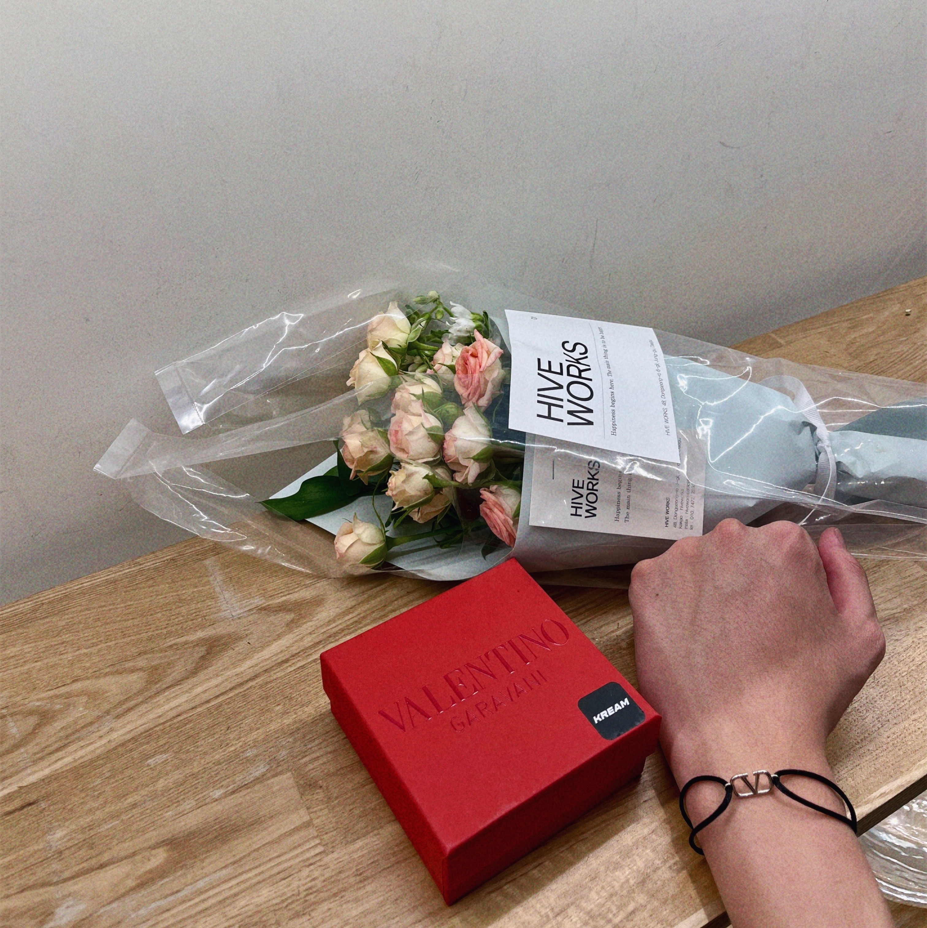 Valentino Vlogo Signature Cotton Bracelet Black 착용 스타일