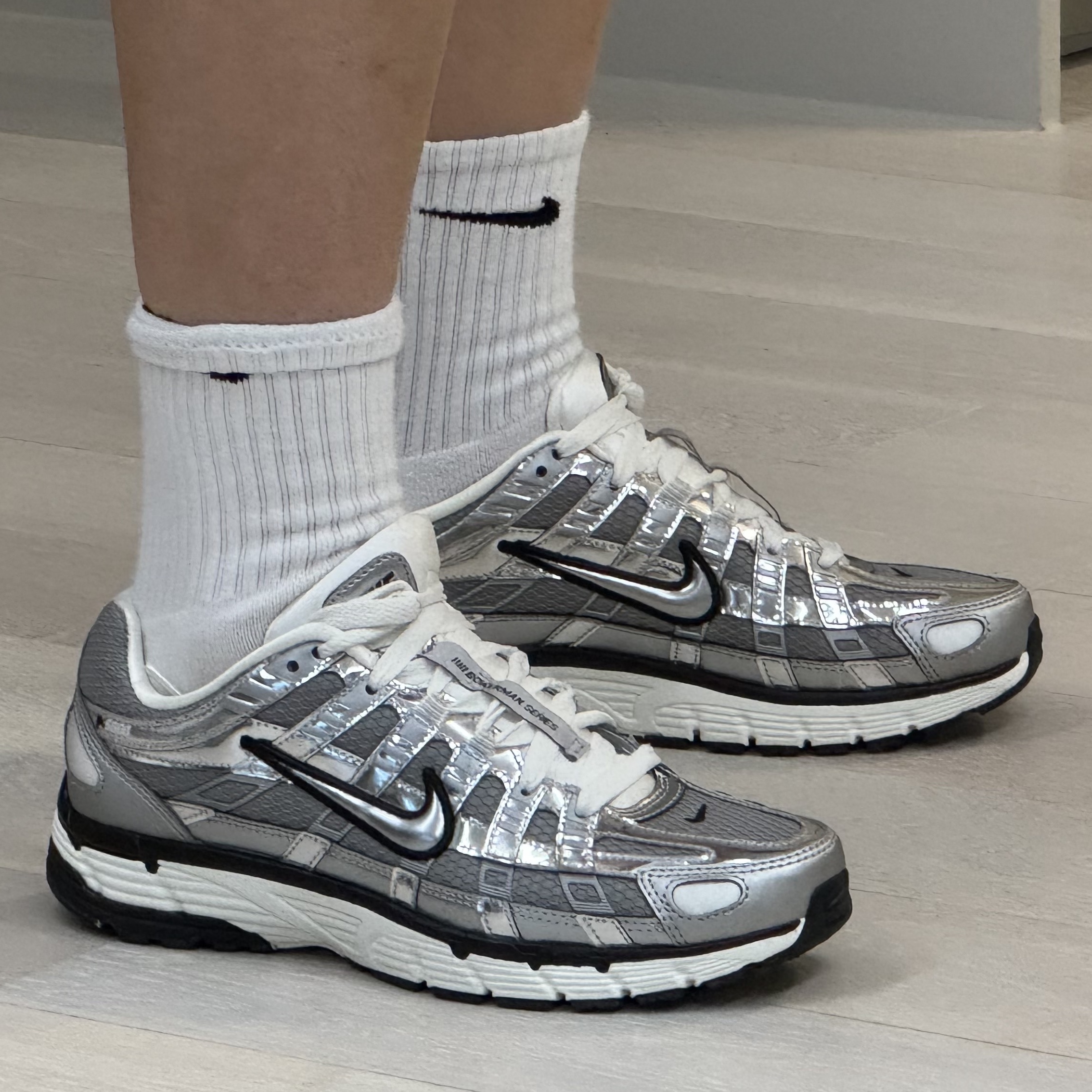 Nike P-6000 Metallic Silver 착용 스타일 - 2
