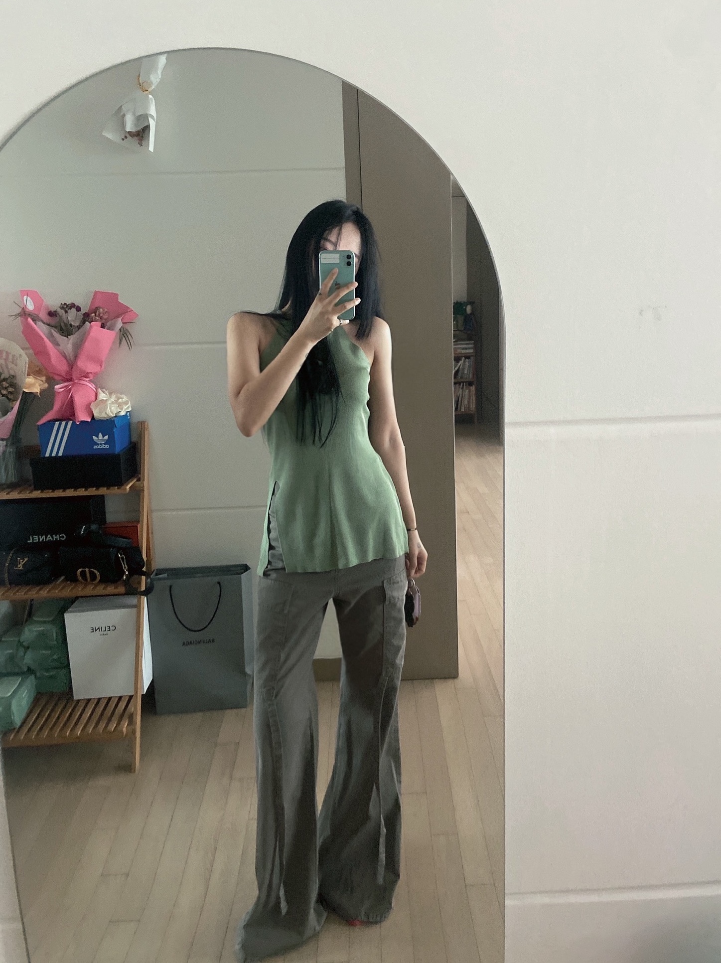 Vivienne Westwood Mayfair Bas Relief Pendant Silver, (W) Celine Triomphe 01 Sunglasses in Acetate Black 착용 스타일