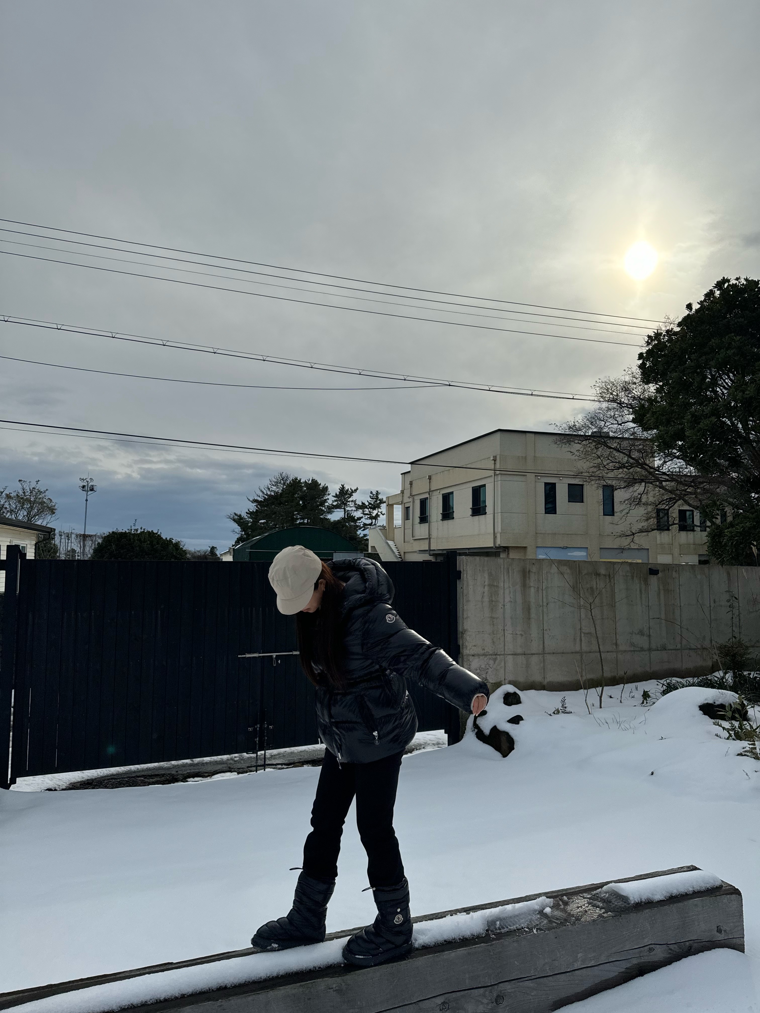 (W) Moncler Gaia Pocket Mid Boots Black - 23SS, (W) Moncler Taleve Short Down Jacket Black - 23FW 착용 스타일