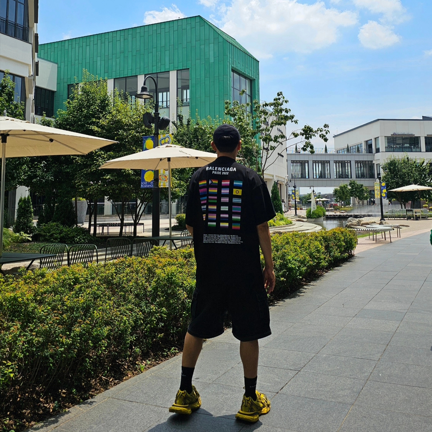 Balenciaga Pride 22 Oversized T-Shirt Black White, Balenciaga DIY Metal Outline Cap in Black 착용 스타일 - 4