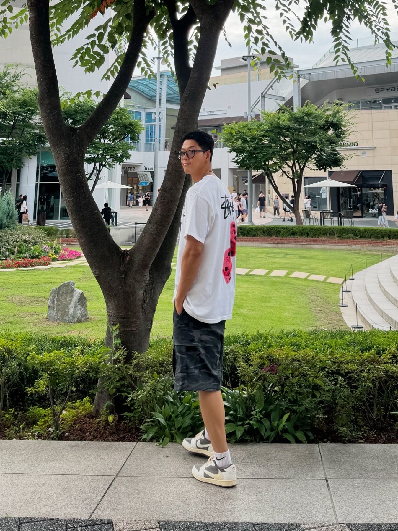 Jordan 1 x Travis Scott Retro Low OG SP Sail and Ridgerock, Stussy Fuzzy Dice T-Shirt White 착용 스타일 - 3