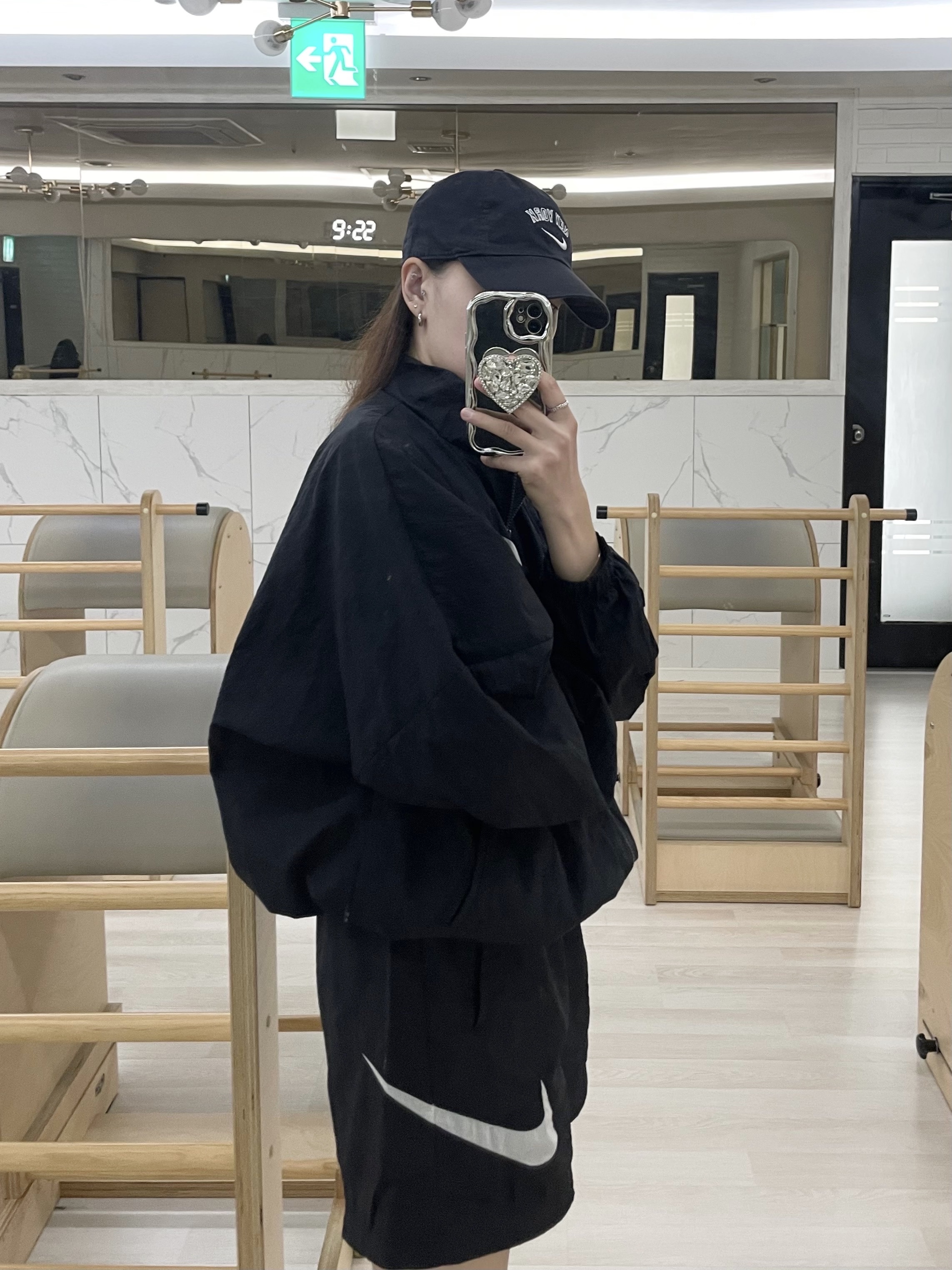 (W) Nike NSW Essential Woven Jacket Black - US/EU, Nike Heritage 86 Wordmark Swoosh MLB New York Yankees Adjustable Hat Navy 착용 스타일 - 3
