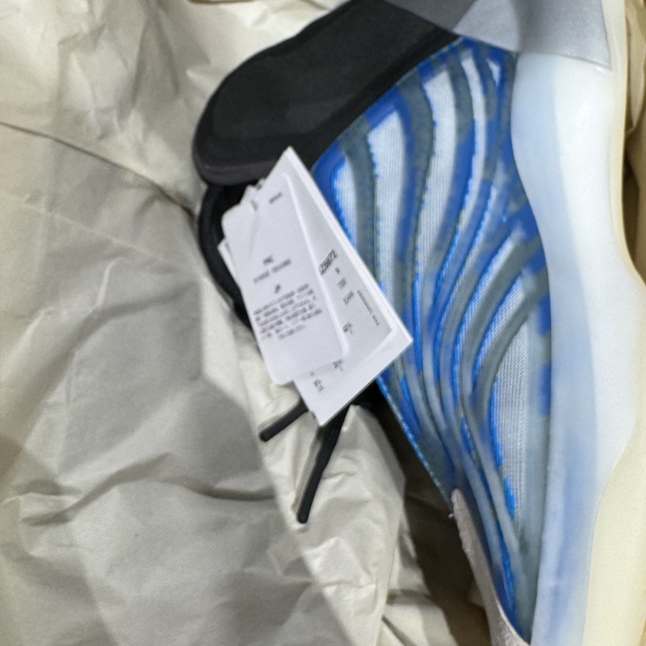 Adidas Yeezy QNTM Frozen Blue 착용 스타일