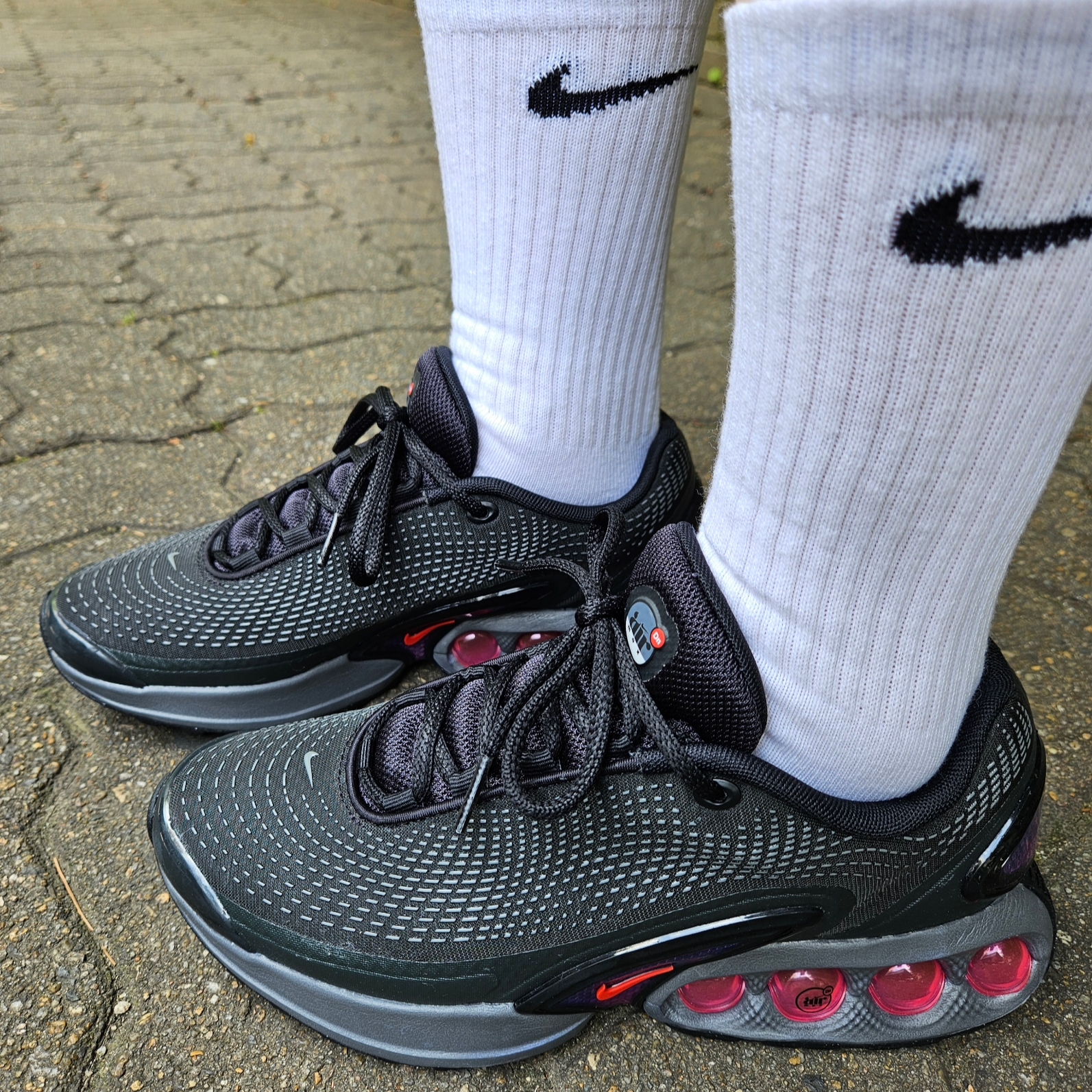 Nike Air Max Dn Black Light Crimson 착용 스타일 - 1