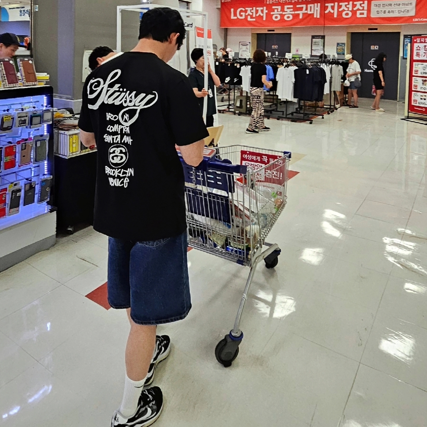 Stussy World Tour T-Shirt Black 2024,2025, Nike x Sacai VaporWaffle Black White 착용 스타일 - 1