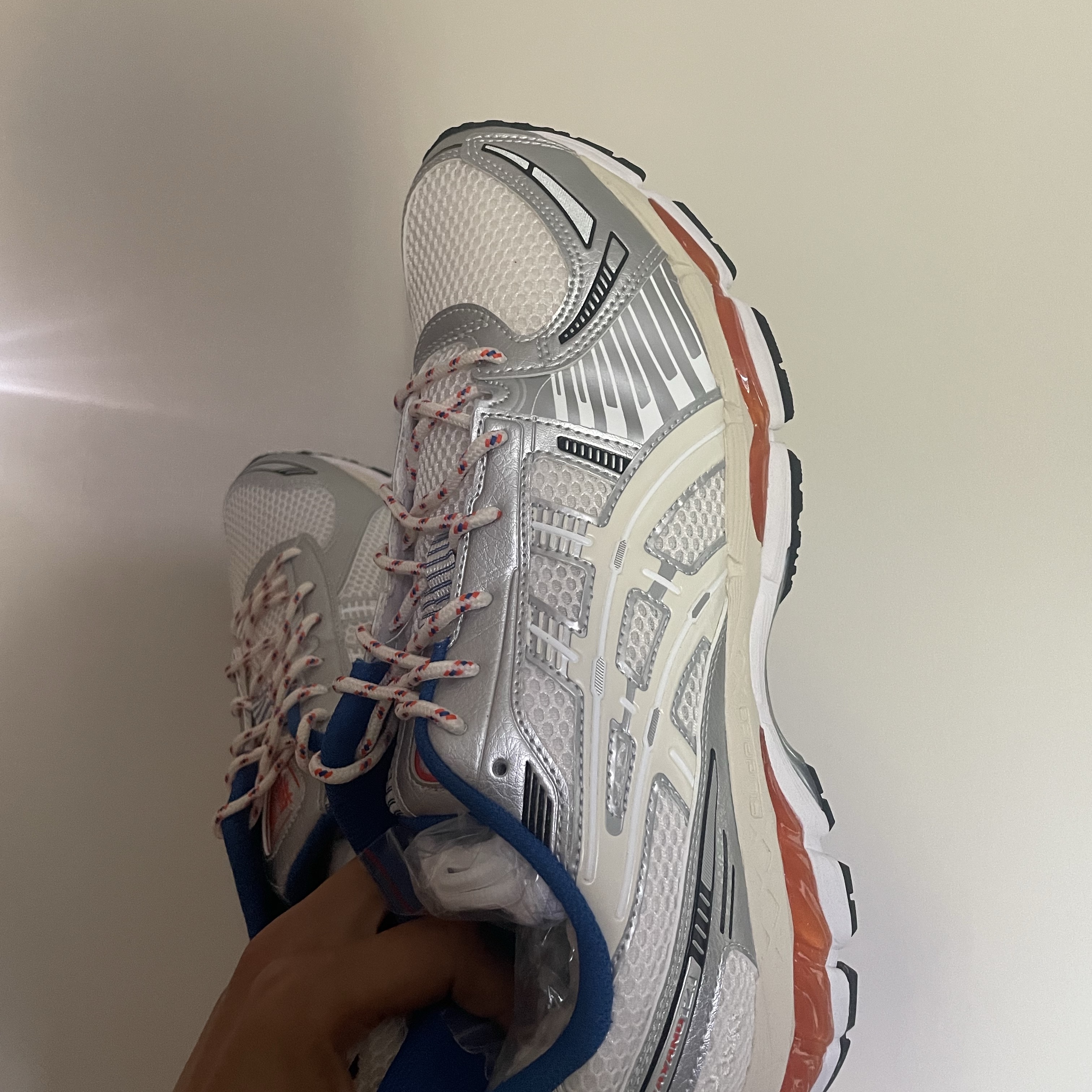 Asics x Ronnie Fieg Gel-Kayano 12.1 Cream 착용 스타일 - 3