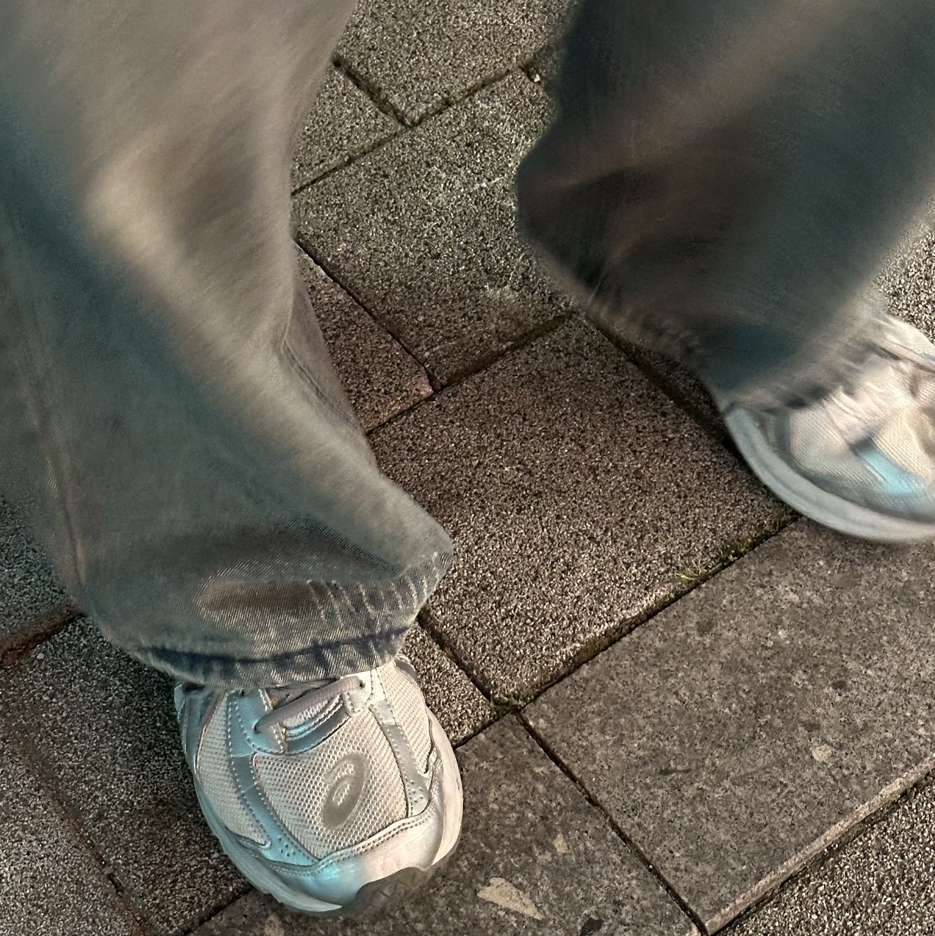 Asics Jog 100 S SMU Glacier Grey Pure Silver - 2E Wide 착용 스타일 - 1