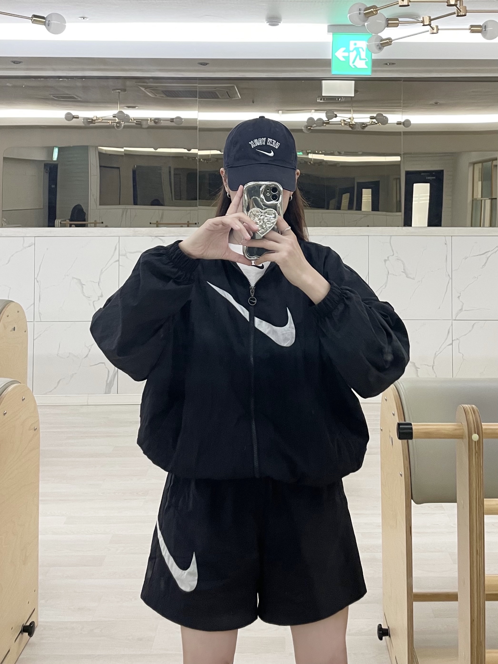 (W) Nike NSW Essential Woven Jacket Black - US/EU, Nike Heritage 86 Wordmark Swoosh MLB New York Yankees Adjustable Hat Navy 착용 스타일 - 2
