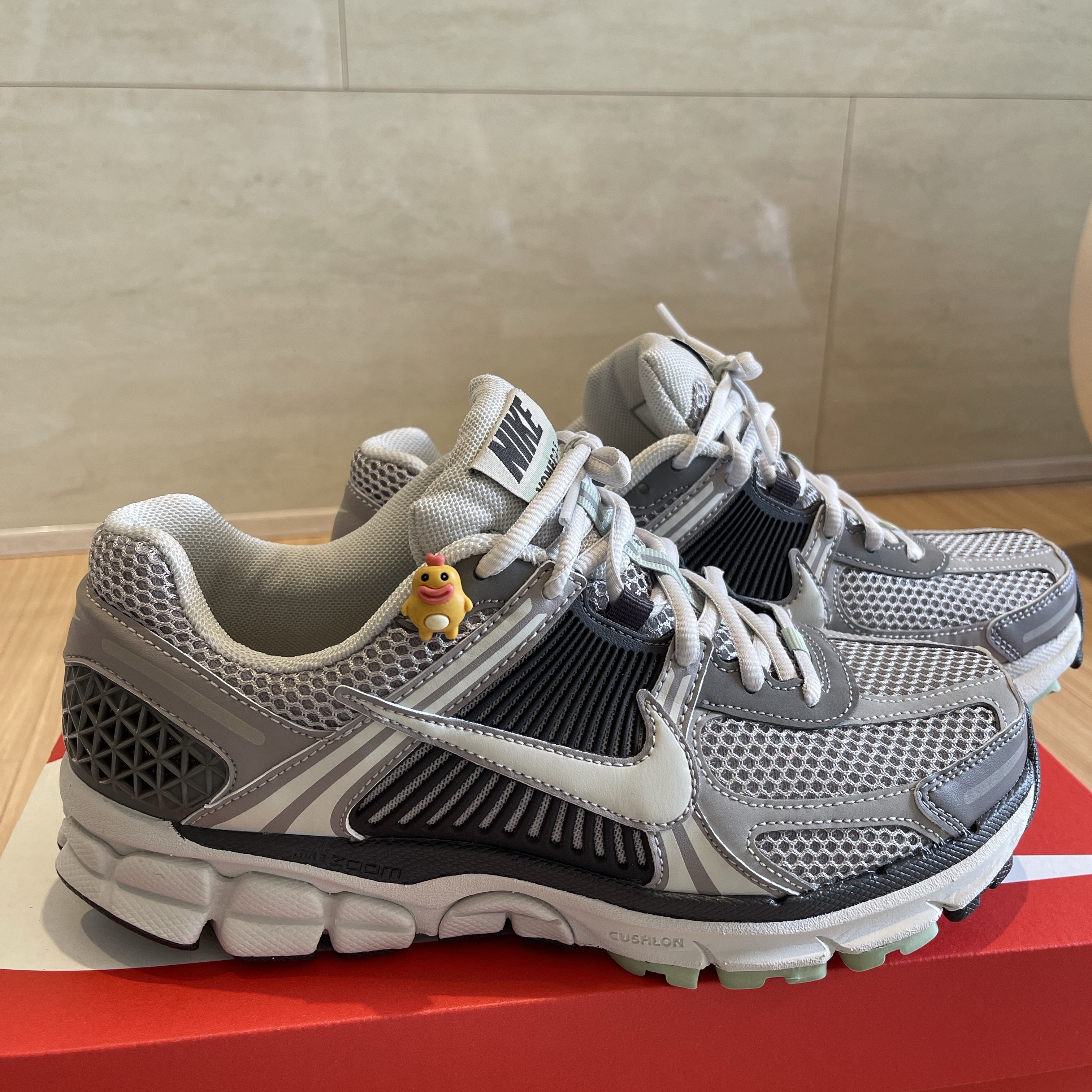 (W) Nike Zoom Vomero 5 Cobblestone and Flat Pewter 착용 스타일 - 1