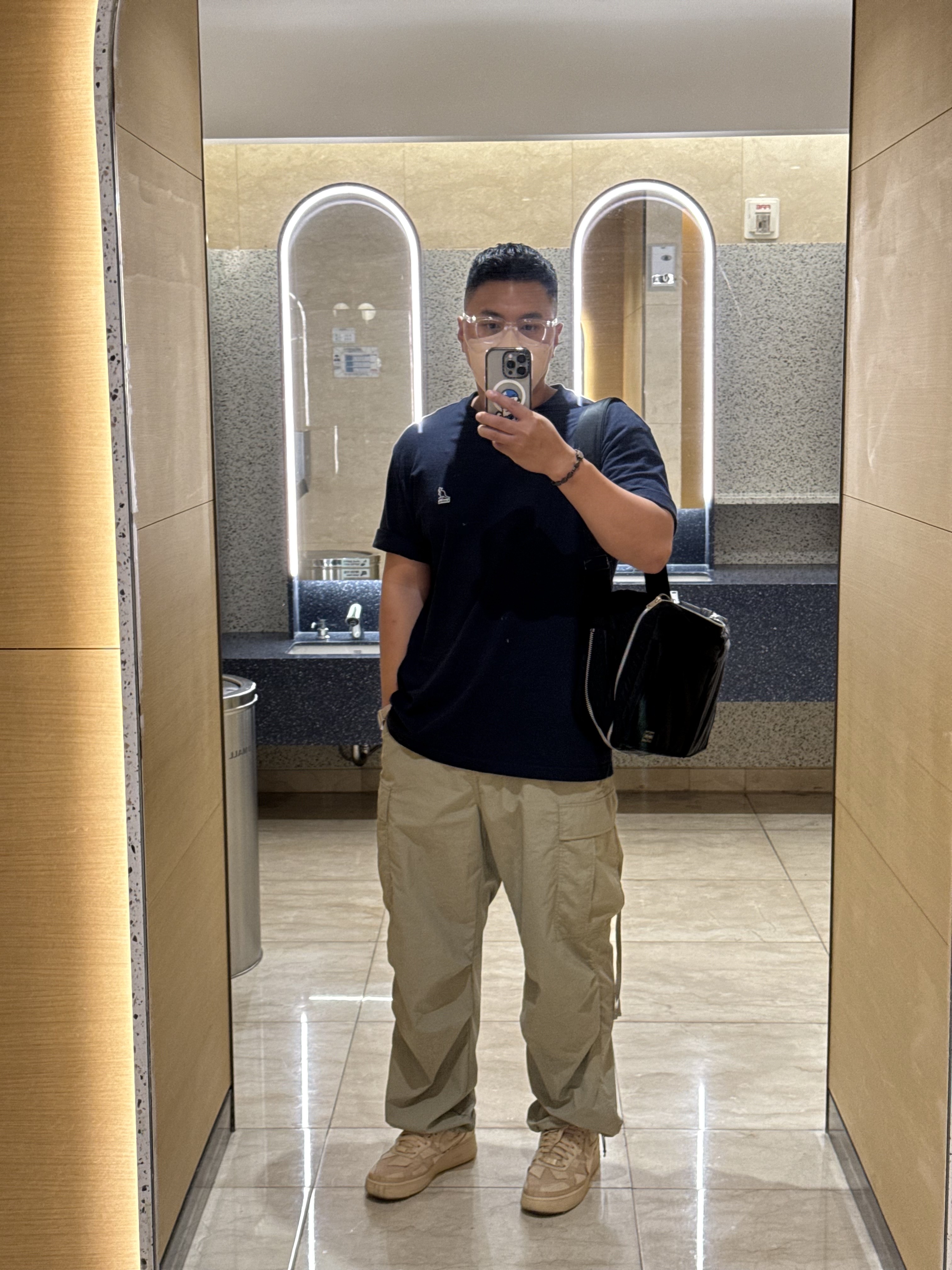 Nike x Billie Eilish Air Force 1 Low '07 SP Mushroom, Porter Tanker Shoulder Bag Black 착용 스타일