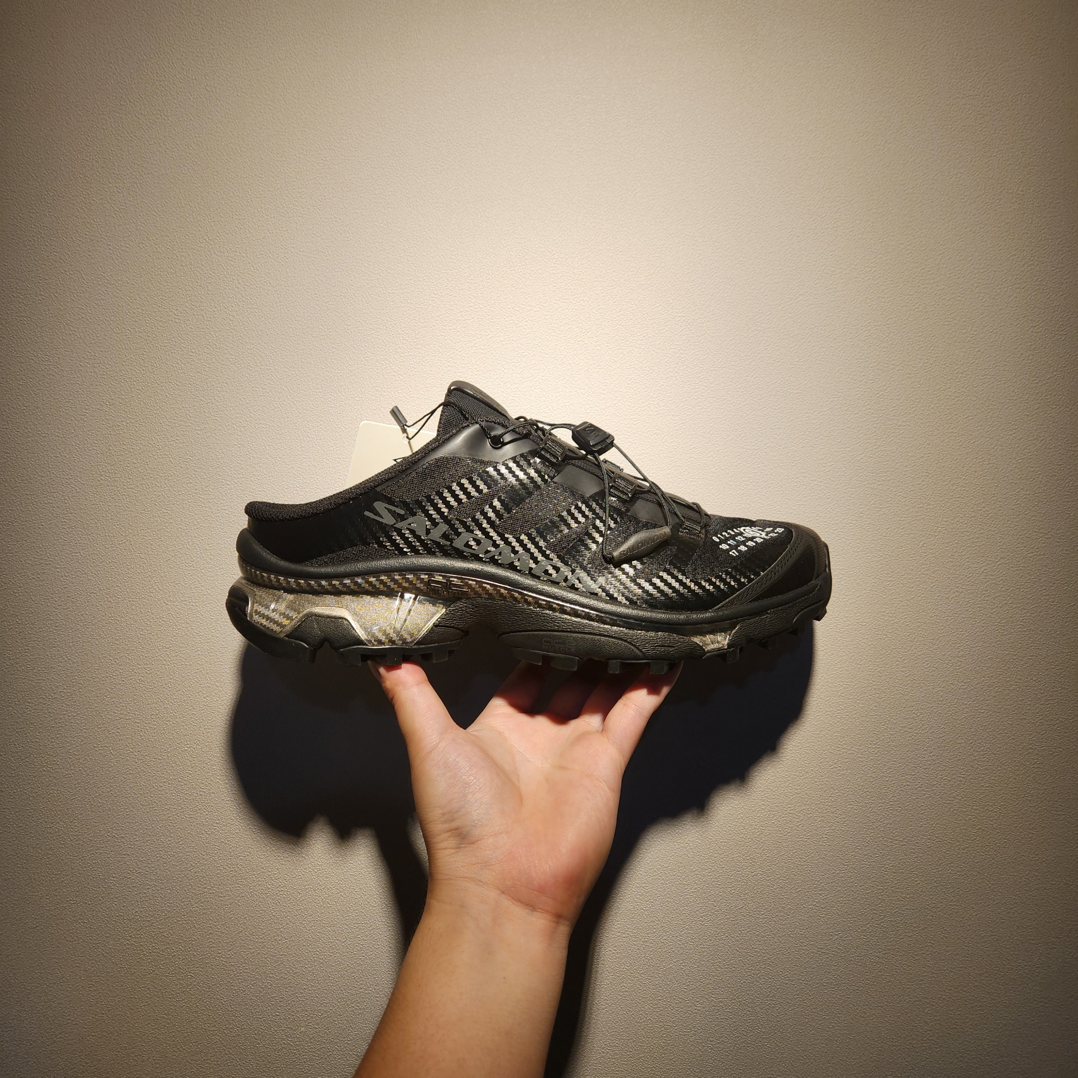 Salomon x MM6 Maison Margiela XT-4 Mule Black 착용 스타일 - 1