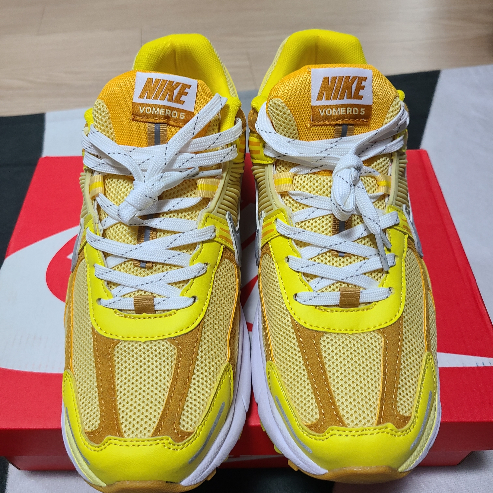 Nike Zoom Vomero 5 Yellow Ochre 착용 스타일 - 3