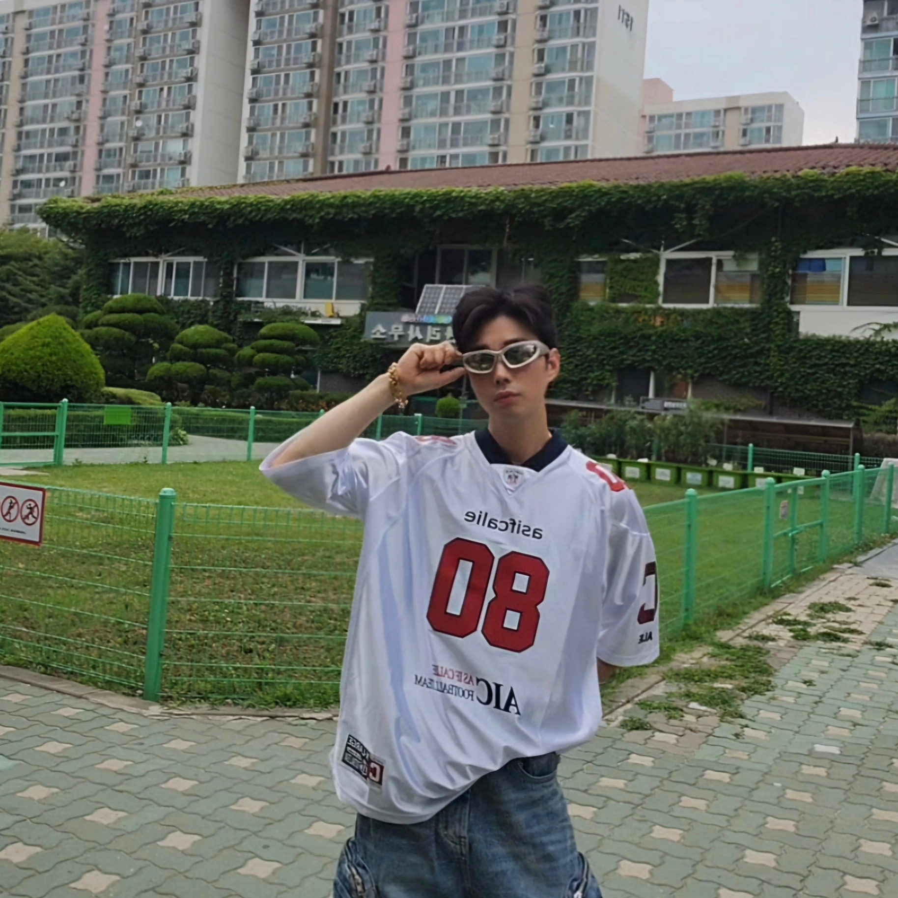 Balenciaga Swift Oval Sunglasses Silver, Nike x Sacai VaporWaffle Tour Yellow & Gorge Green Sail 착용 스타일 - 1