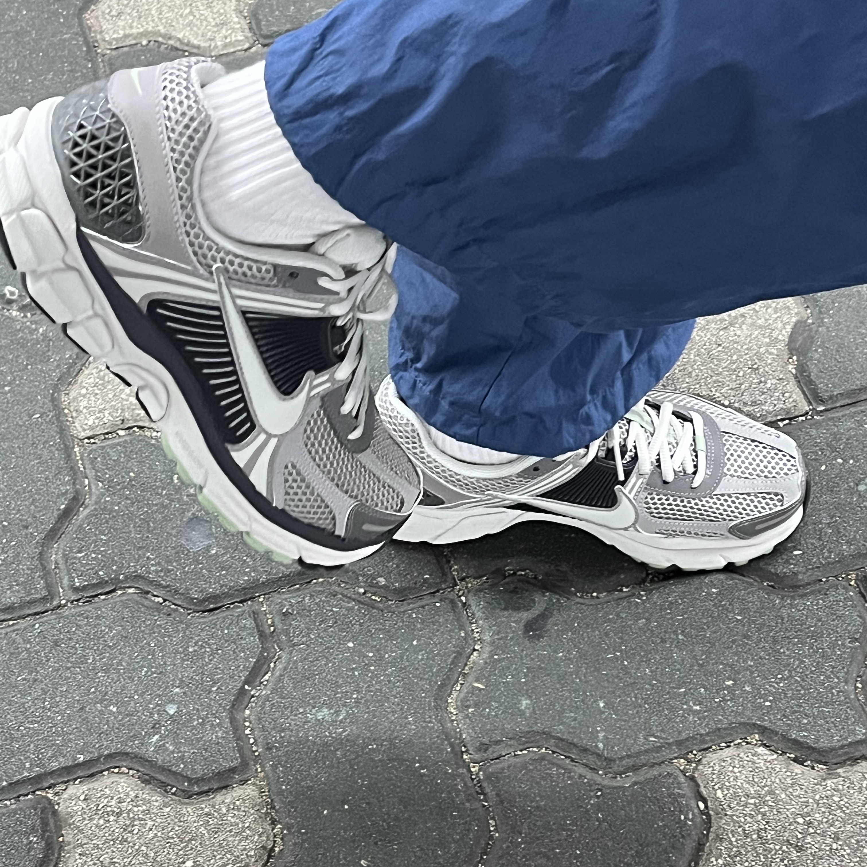 (W) Nike Zoom Vomero 5 Cobblestone and Flat Pewter 착용 스타일 - 1