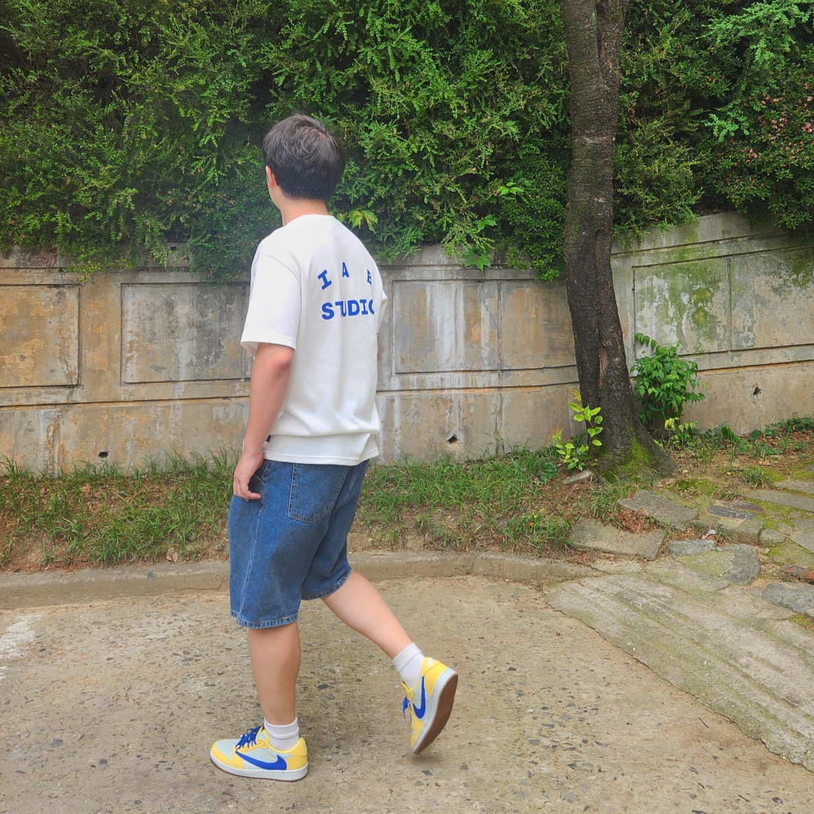 (W) Jordan 1 x Travis Scott Retro Low OG SP Canary, IAB Studio 10th Anniversary T-Shirt White 착용 스타일 - 1