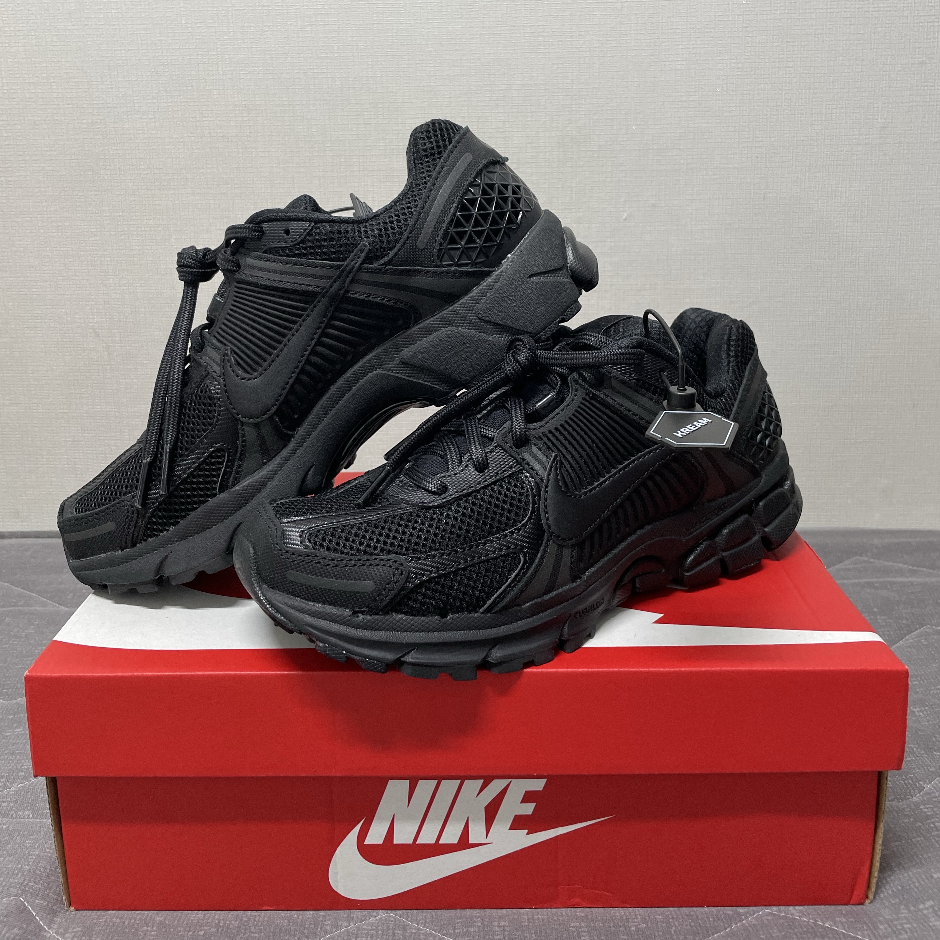 Nike Zoom Vomero 5 SP Black 착용 스타일 - 1
