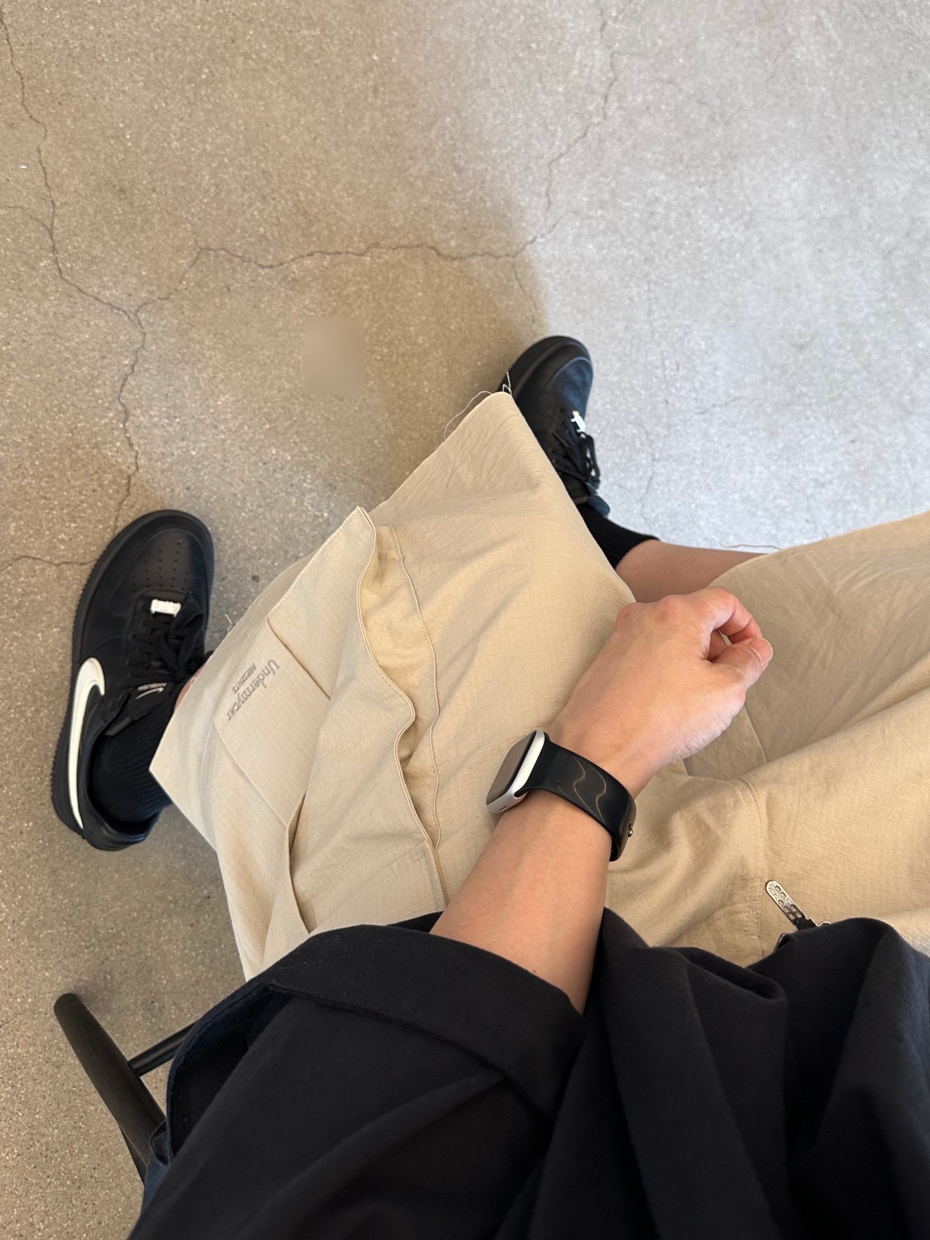 Undermycar Mu.48 Anti Fxxking Logo Play Big Cargo Rip Shorts Beige, Nike x Ambush Air Force 1 Low SP Black 착용 스타일 - 3