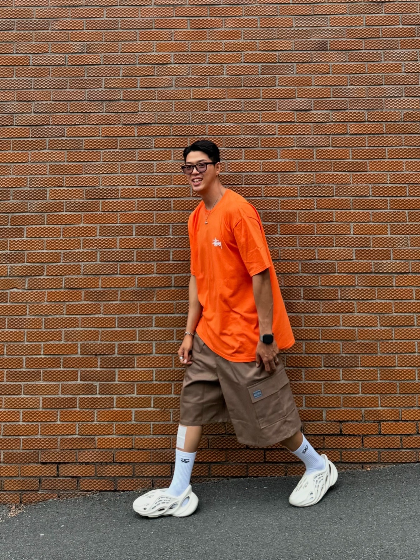 Adidas Yeezy Foam RNNR Sand, Stussy Basic Stussy T-Shirt Coral 2023 착용 스타일 - 3