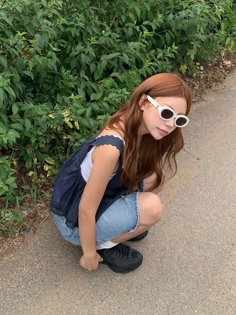 (W) Nike Shox R4 Black, (W) Celine Triomphe 01 Sunglasses in Acetate White 착용 스타일