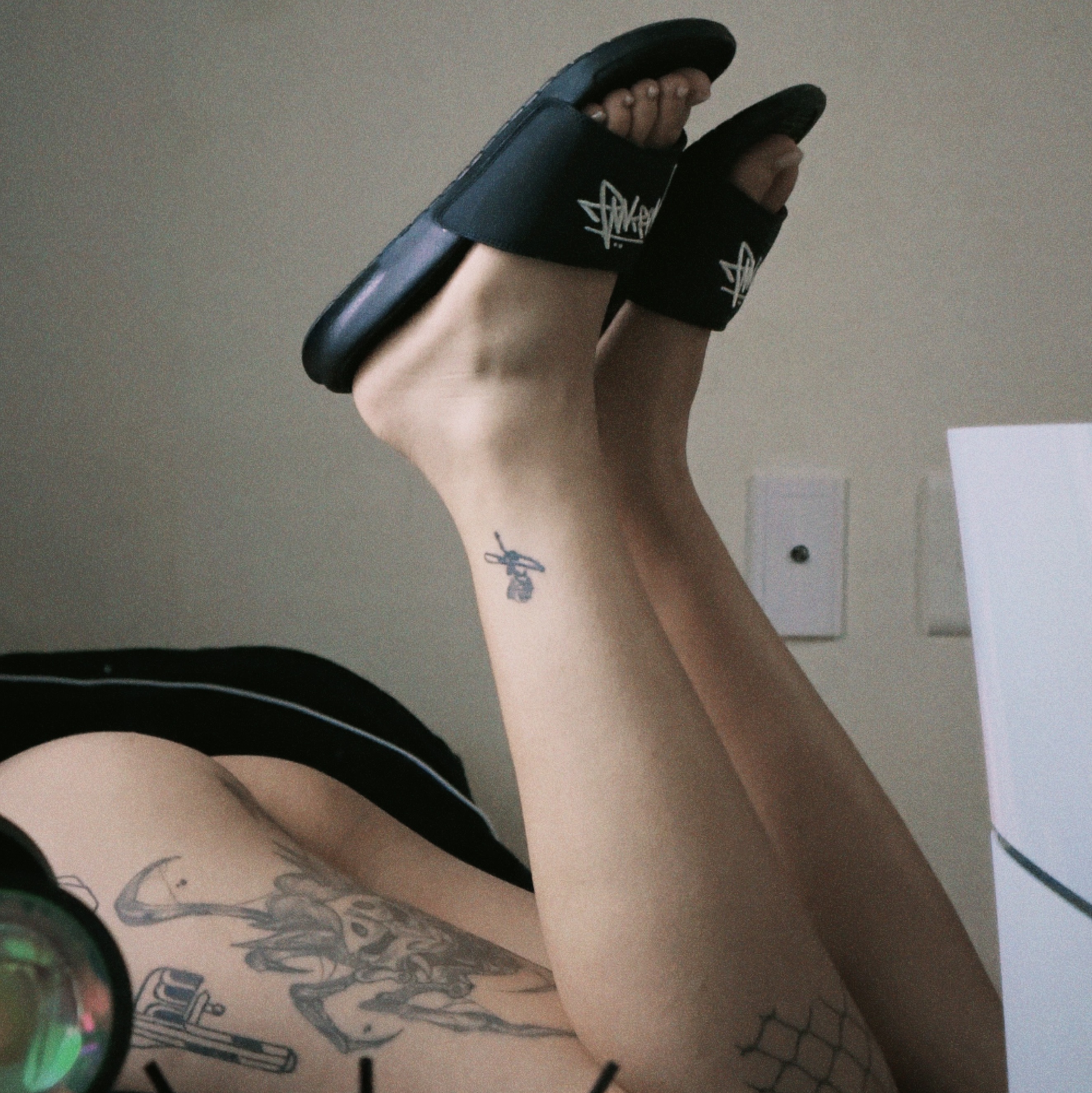 Nike x Stussy Benassi Slide Off Noir, Nike x Stussy Benassi Slide Volt 착용 스타일 - 1