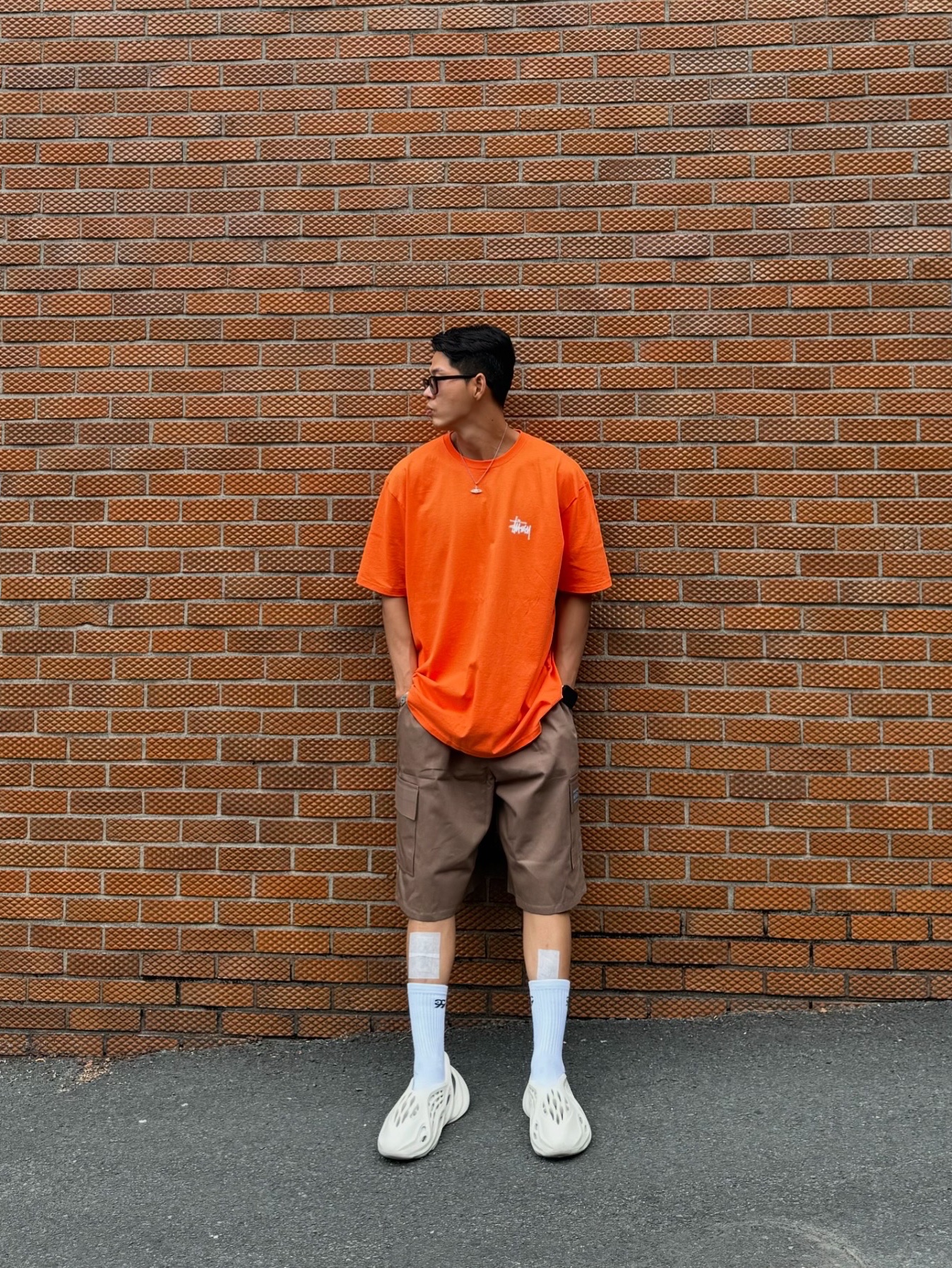 Adidas Yeezy Foam RNNR Sand, Stussy Basic Stussy T-Shirt Coral 2023 착용 스타일 - 5