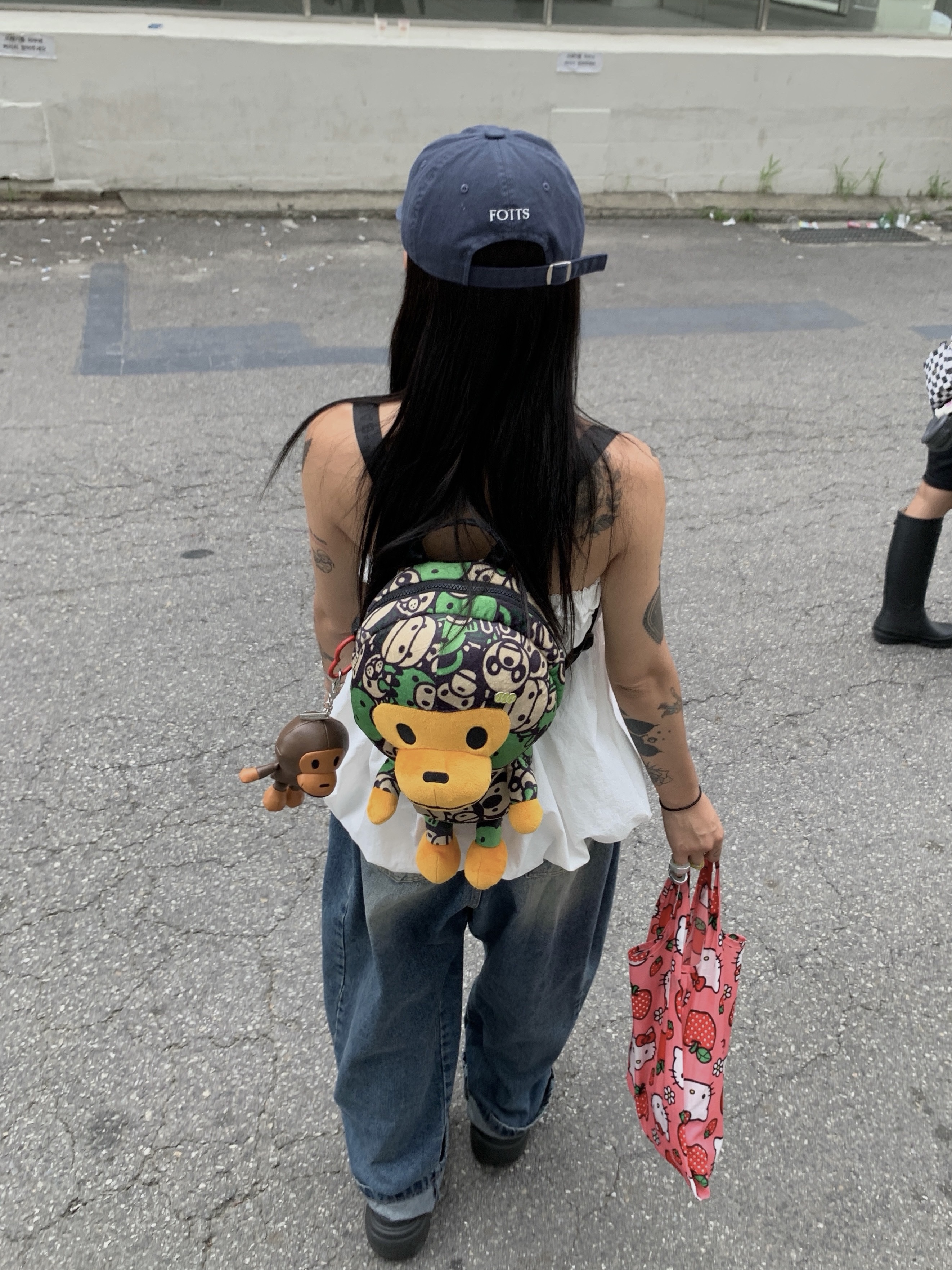 BAPE Baby Milo Plush Doll Keychain Brown, Crocs Stomp Clog Black 착용 스타일 - 1