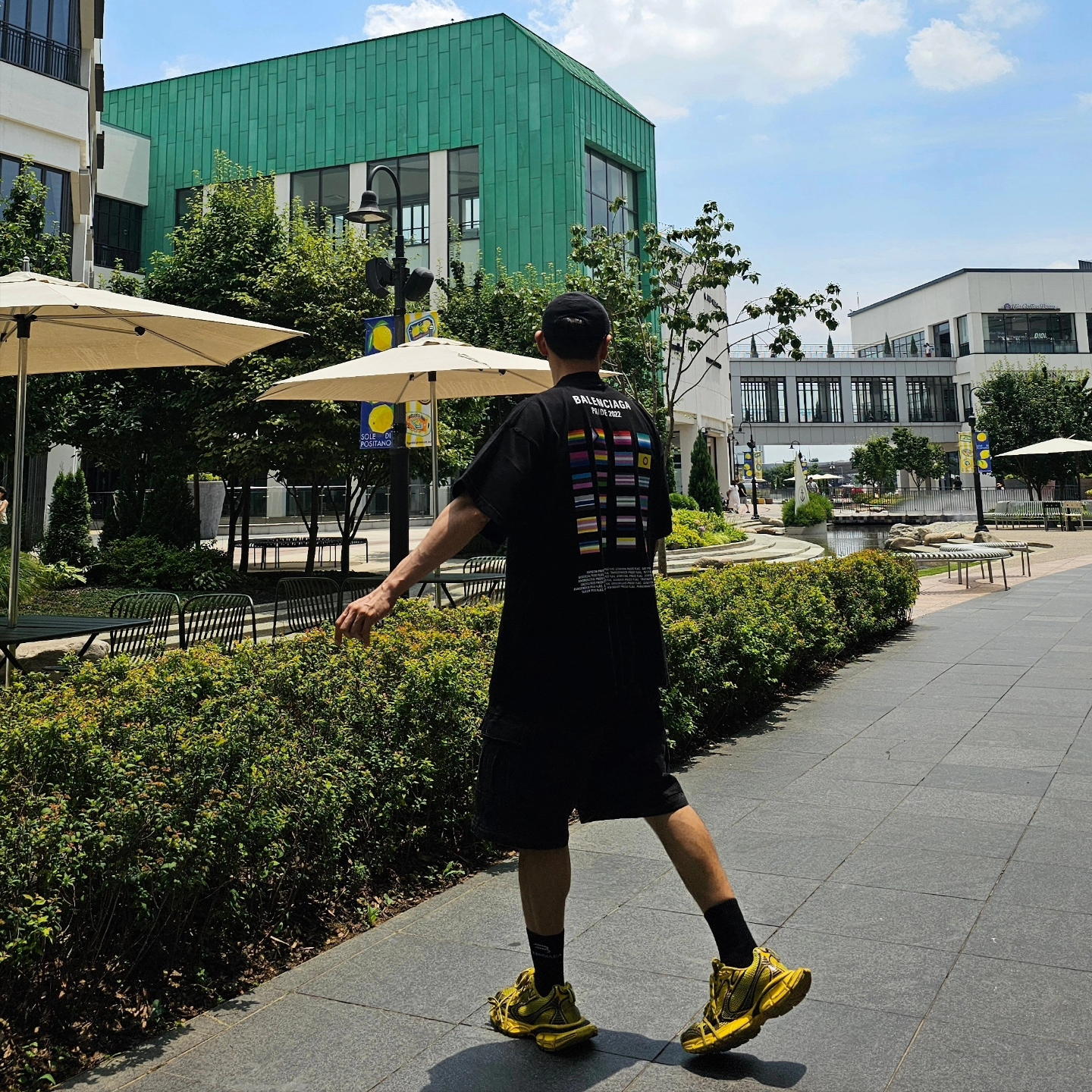 Balenciaga Pride 22 Oversized T-Shirt Black White, Balenciaga DIY Metal Outline Cap in Black 착용 스타일 - 1