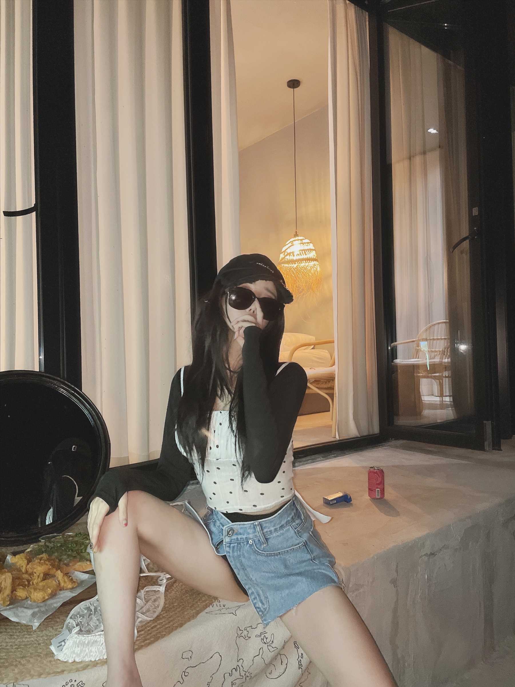 Chanel Vanity With Chain Lambskin & Gold Black, Jacquemus La Casquette Artichaut Fringe Baseball Cap Black 착용 스타일 - 5