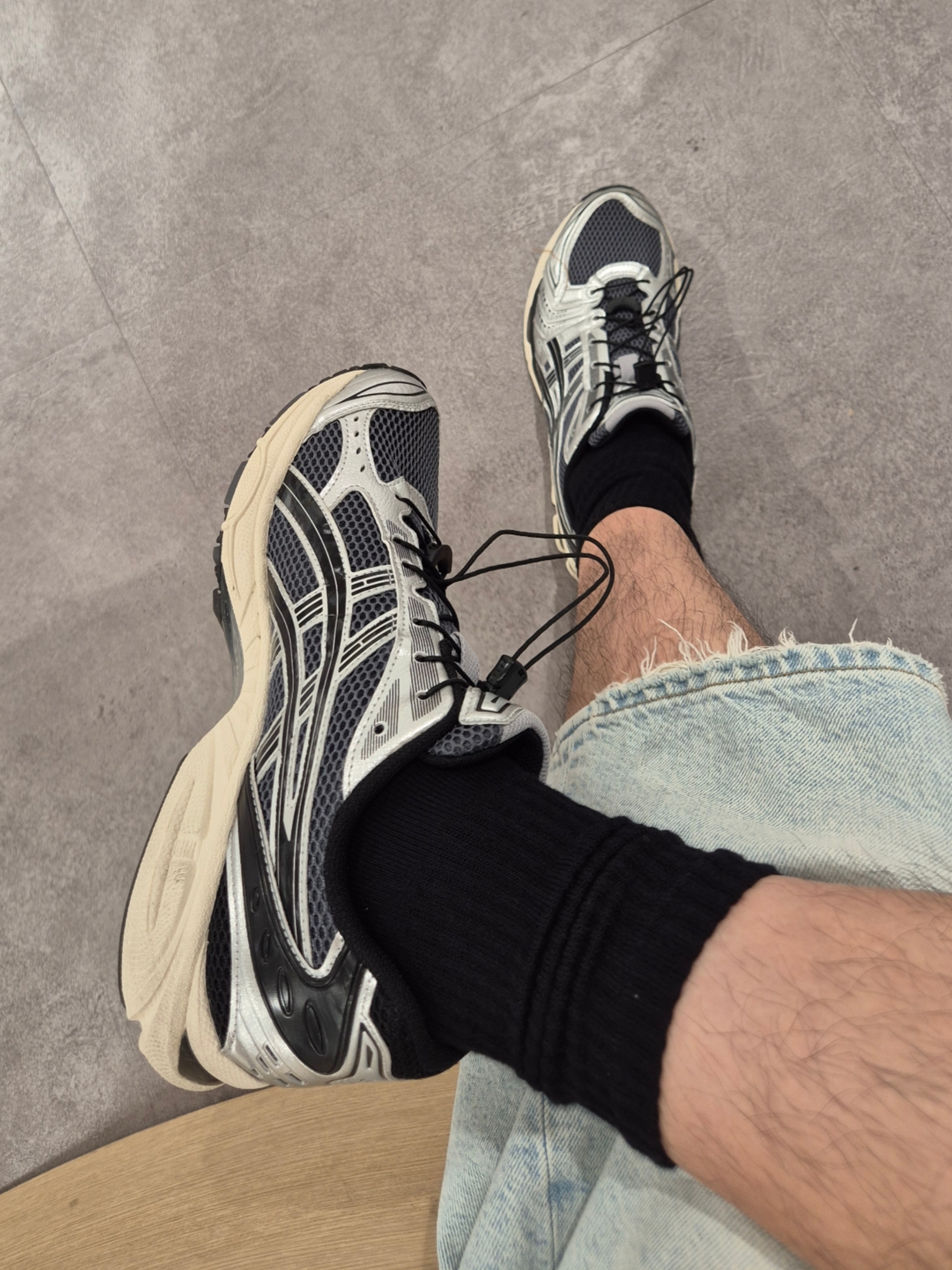 Ader Error Sig; TRS/BL Tag T-Shirt 01 Off White, Asics Unlimited Gel-Kayano 14 Carrier Grey Black 착용 스타일 - 3