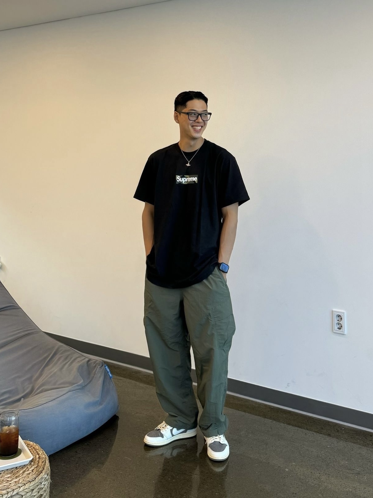 Supreme Box Logo T-Shirt Black - 23FW, Jordan 1 x Travis Scott Retro Low OG SP Sail and Ridgerock 착용 스타일 - 5