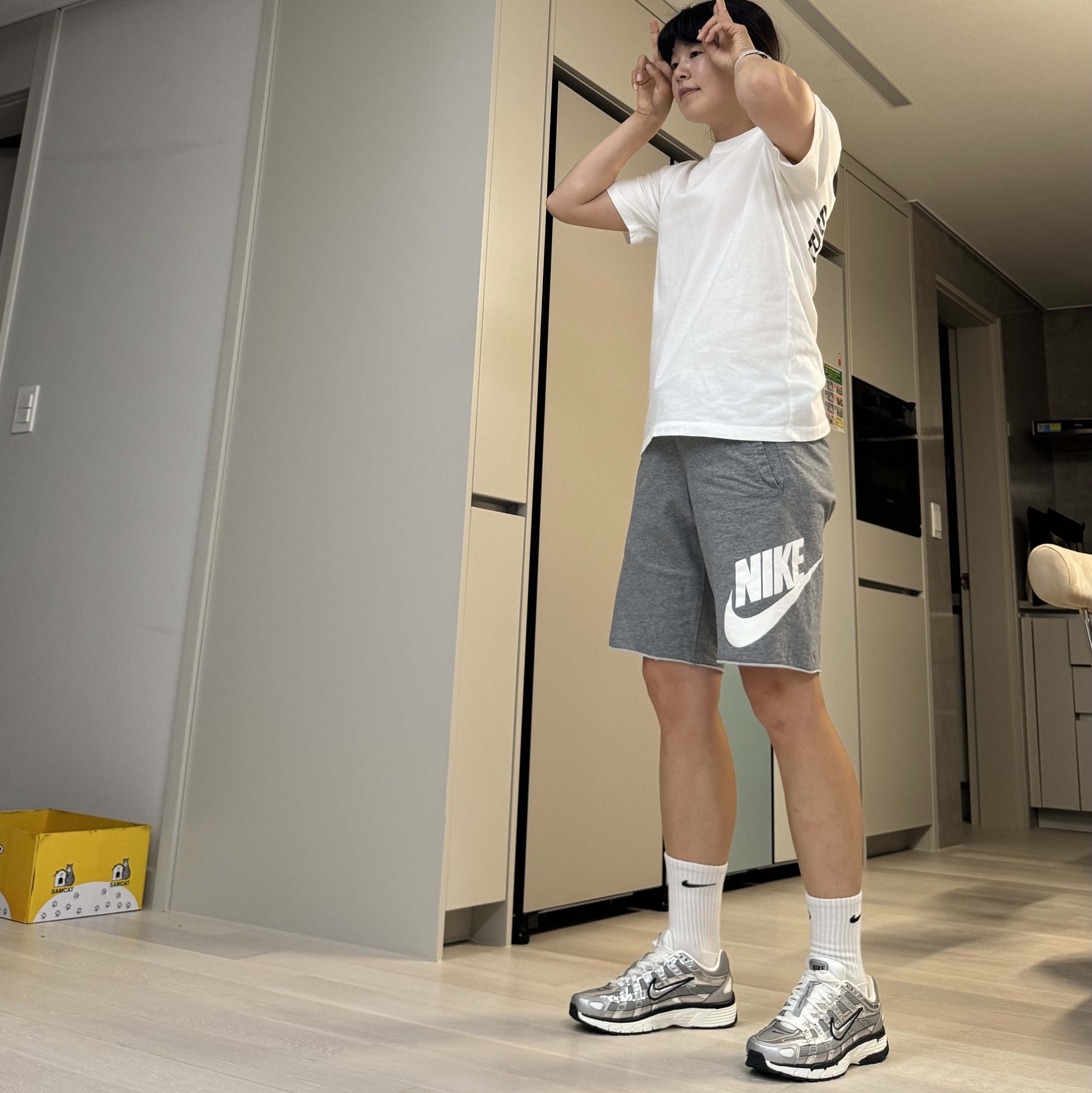 Nike P-6000 Metallic Silver 착용 스타일 - 1