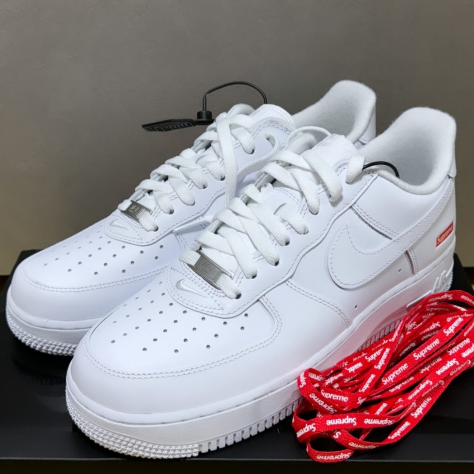 Nike x Supreme Air Force 1 Low White 착용 스타일 - 1