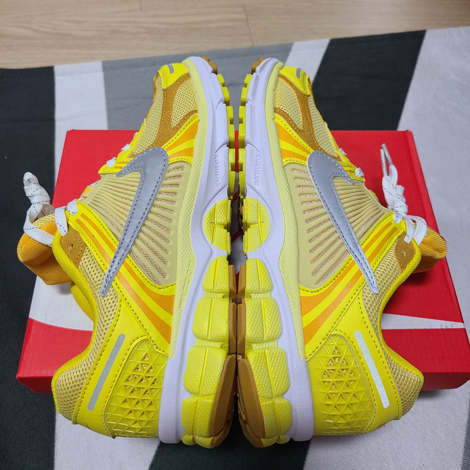 Nike Zoom Vomero 5 Yellow Ochre 착용 스타일 - 2