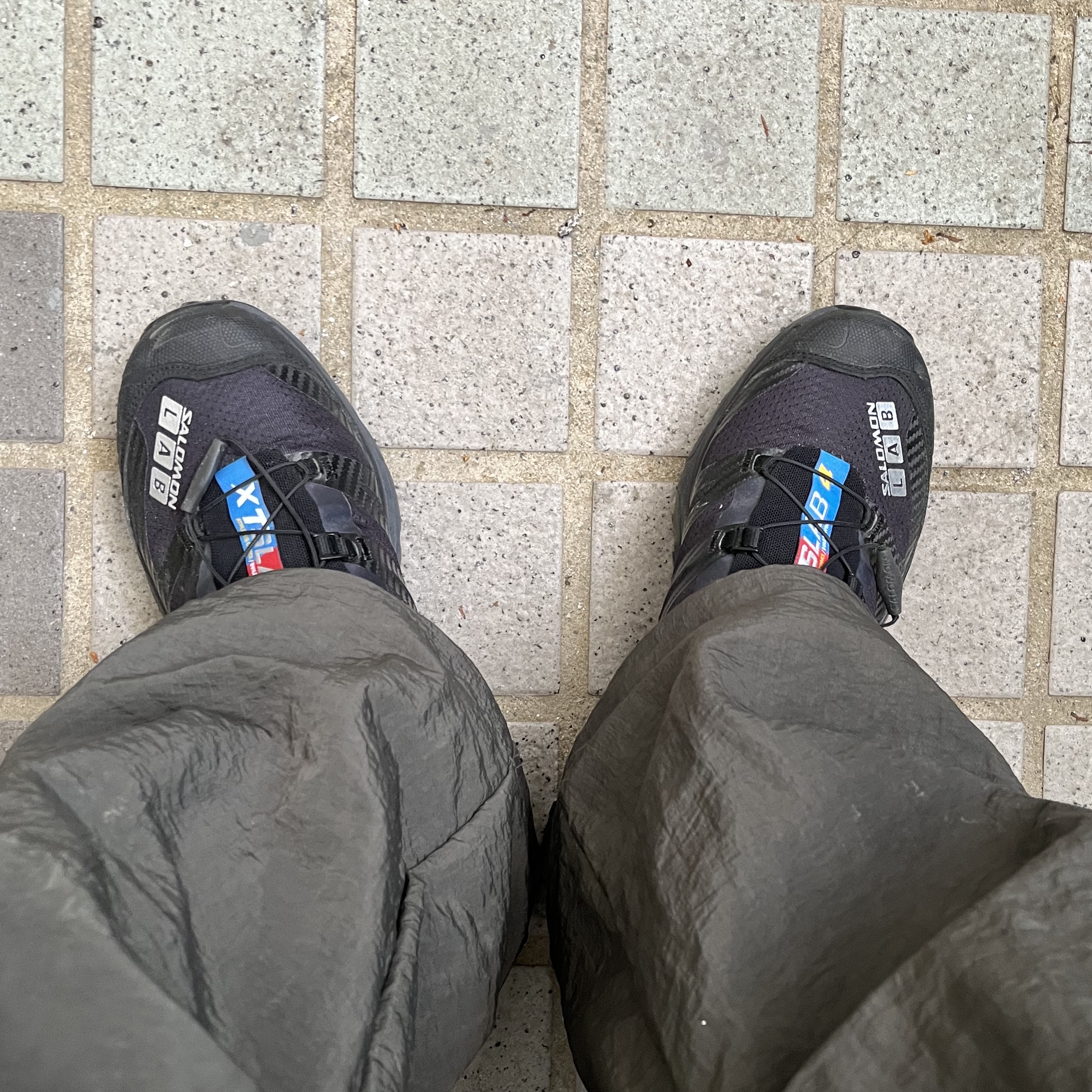 Salomon XT-4 Black Silver Metallic 착용 스타일 - 1