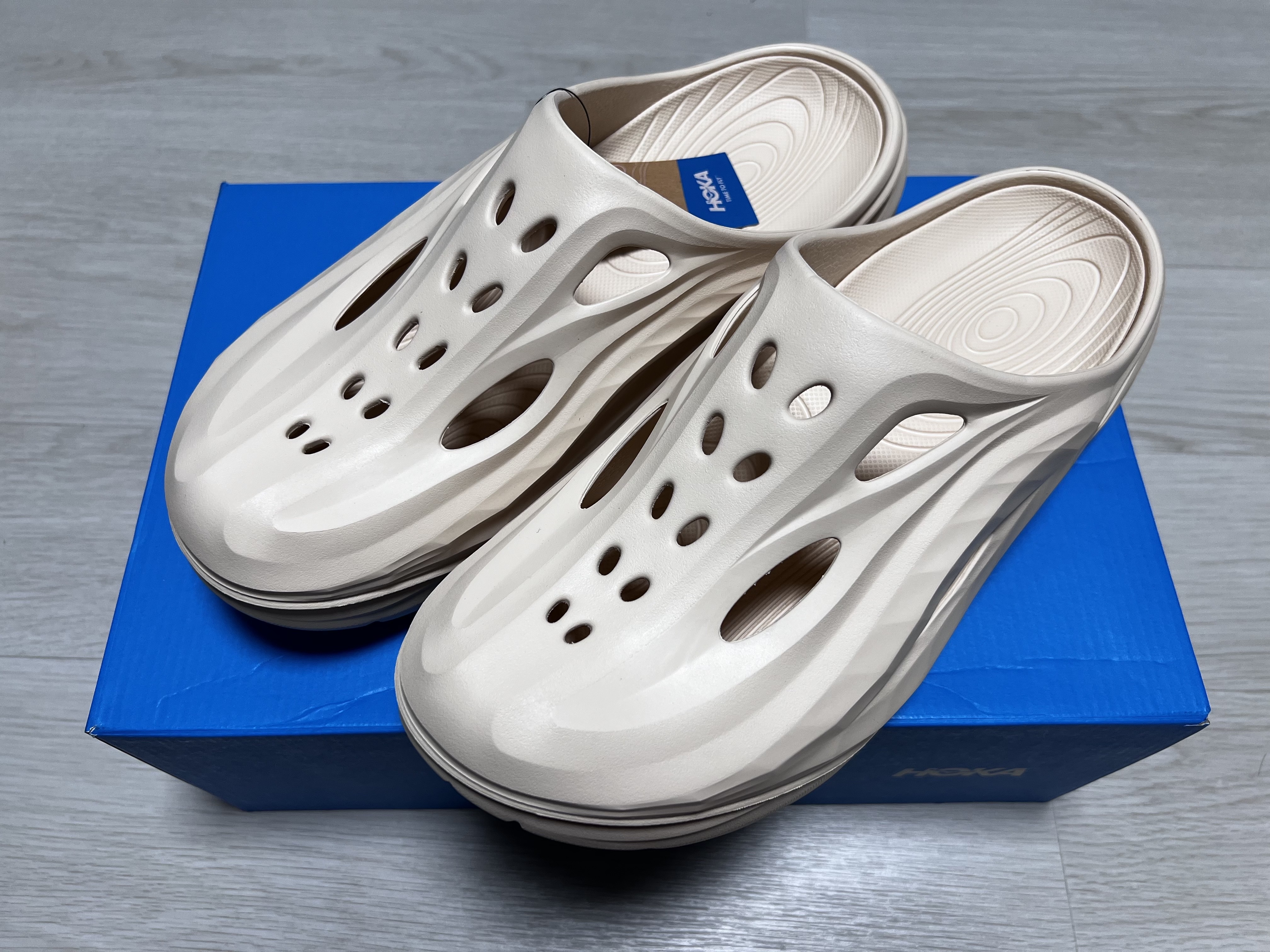 Hoka Ora Recovery Mule Vanilla 착용 스타일
