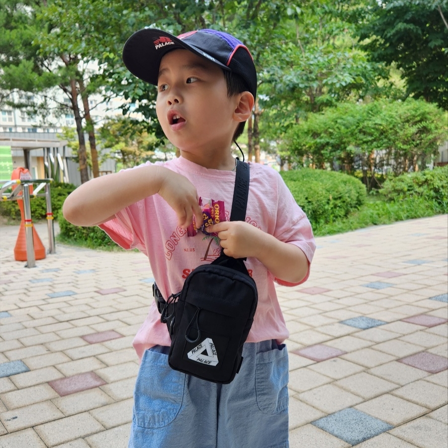 Palace Cordura Body Shot Bag Black - 21SS, Palace x New Balance Cap Black Purple - 23SS 착용 스타일