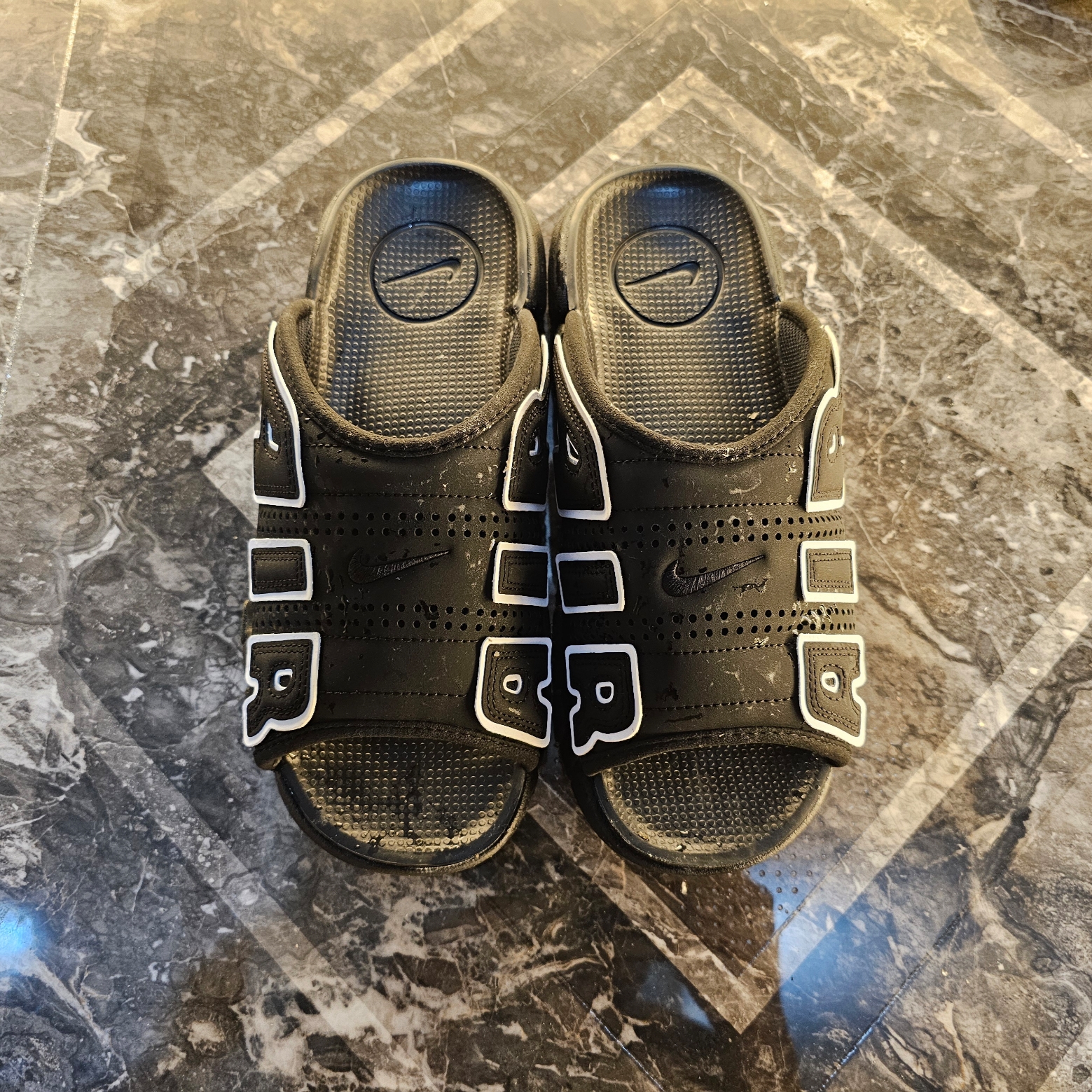 Nike Air More Uptempo Slide Black White 착용 스타일