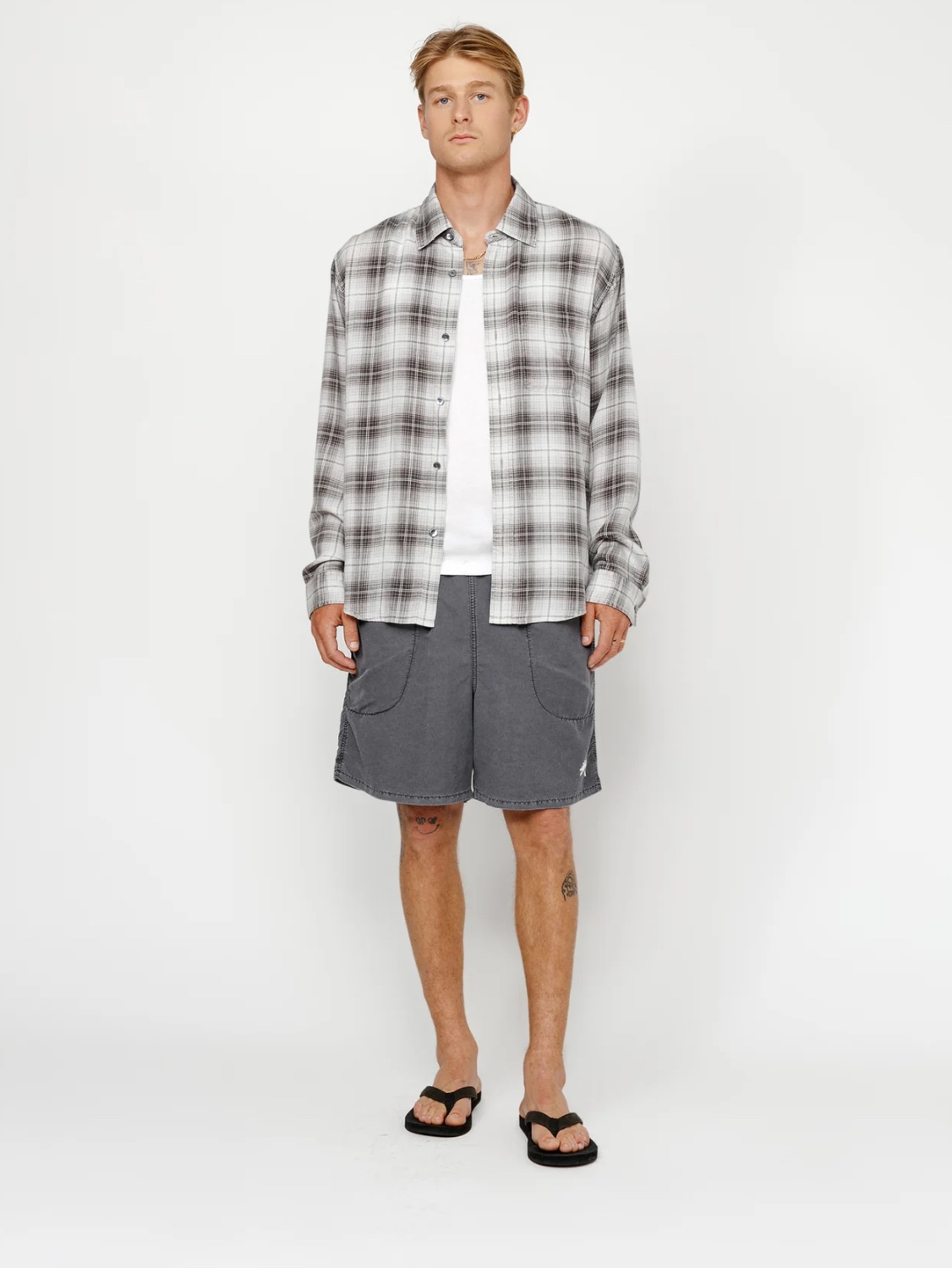 Stussy Stock Water Pigment Short Charcoal 착용 스타일 - 3