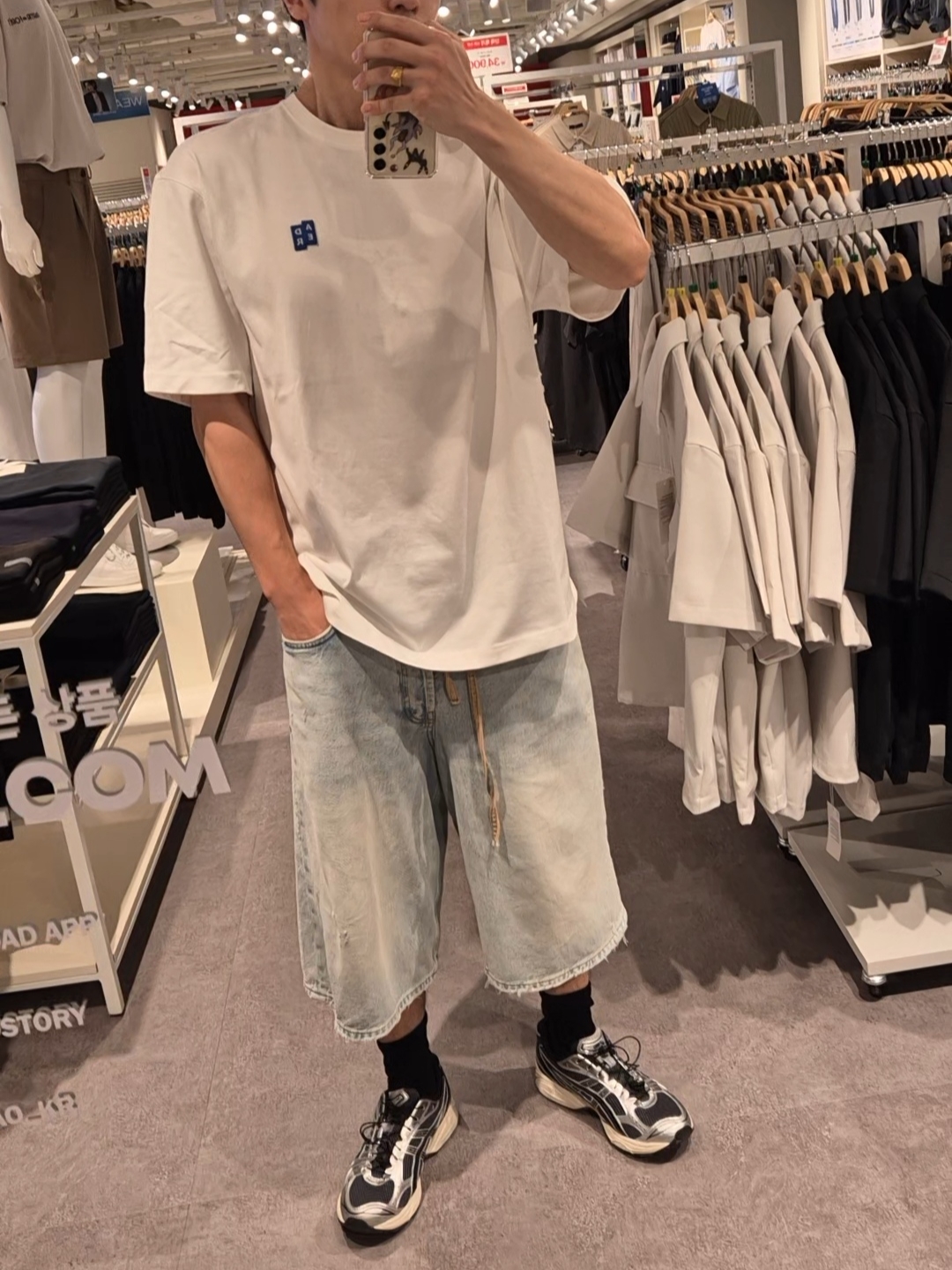 Ader Error Sig; TRS/BL Tag T-Shirt 01 Off White, Asics Unlimited Gel-Kayano 14 Carrier Grey Black 착용 스타일 - 1
