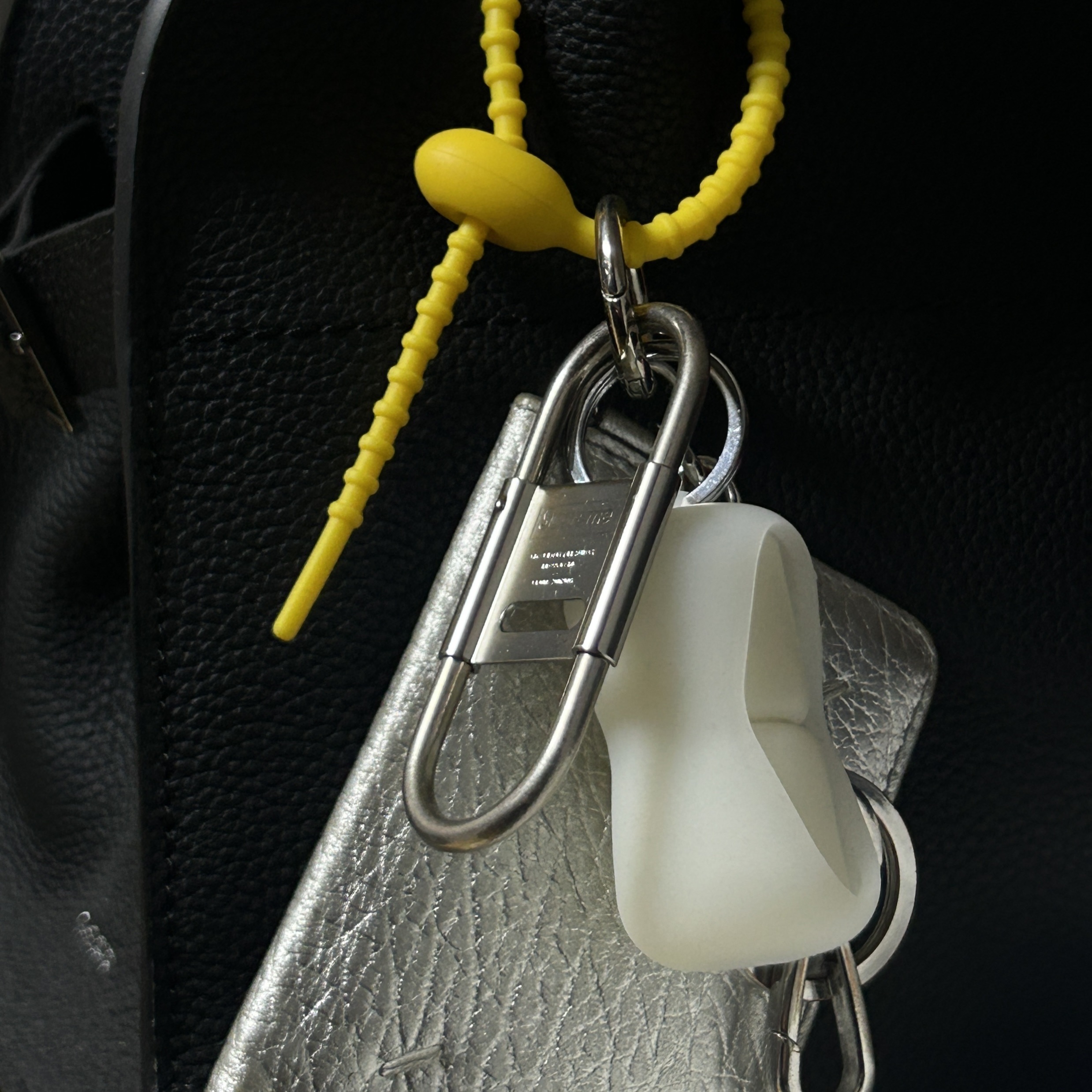 Supreme CDW Delta Carabiner Silver - 24SS, The Row Soft Margaux 10 Bag in Leather Black 착용 스타일