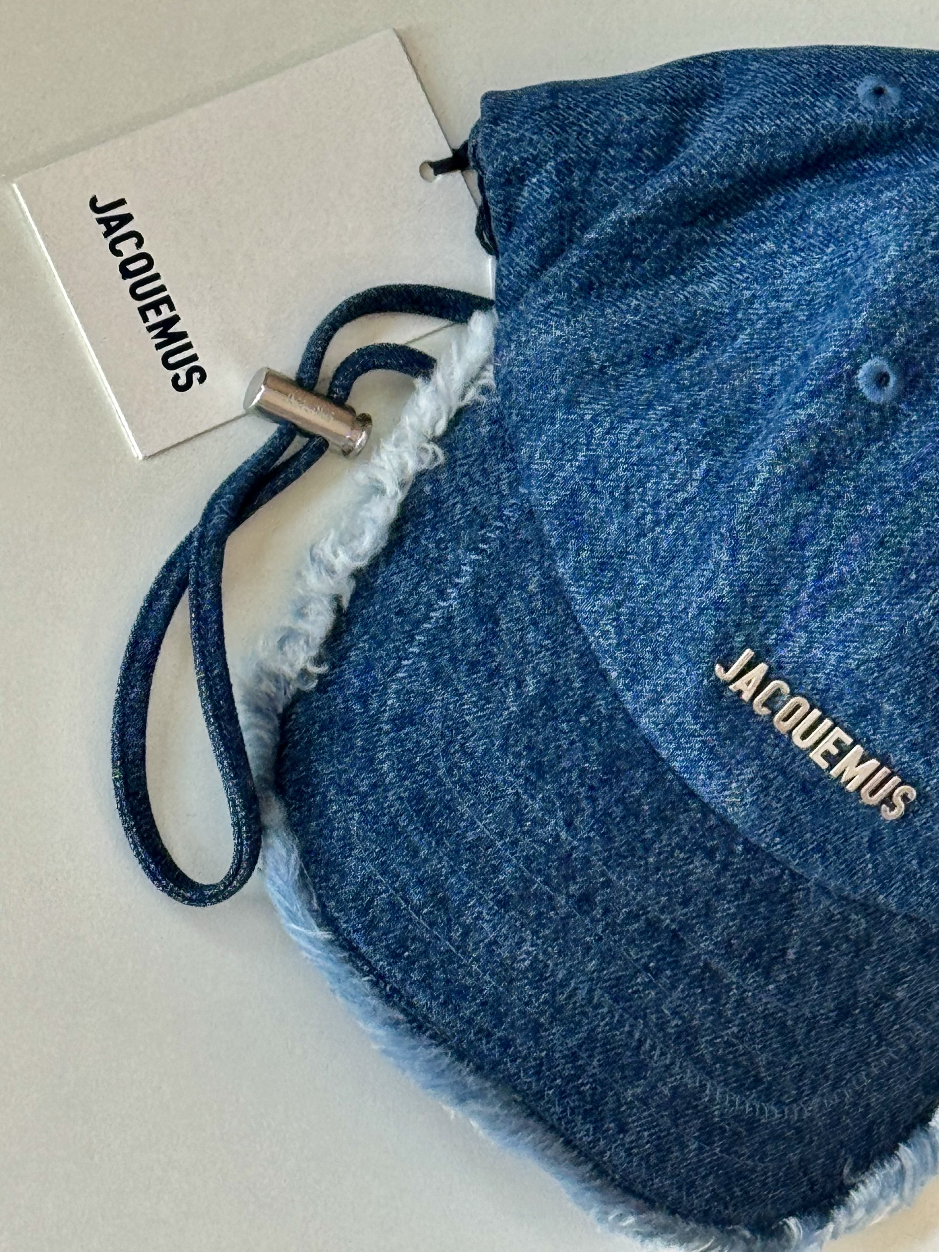 Jacquemus La Casquette Artichaut Fringe Baseball Cap Blue, Jacquemus Le Bob Artichaut Bucket Hat Off White 착용 스타일 - 1