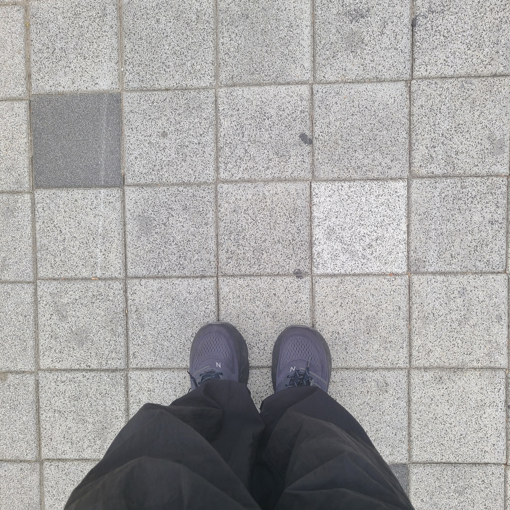 New Balance Fresh Foam X More v4 Triple Black - 2E Wide 착용 스타일