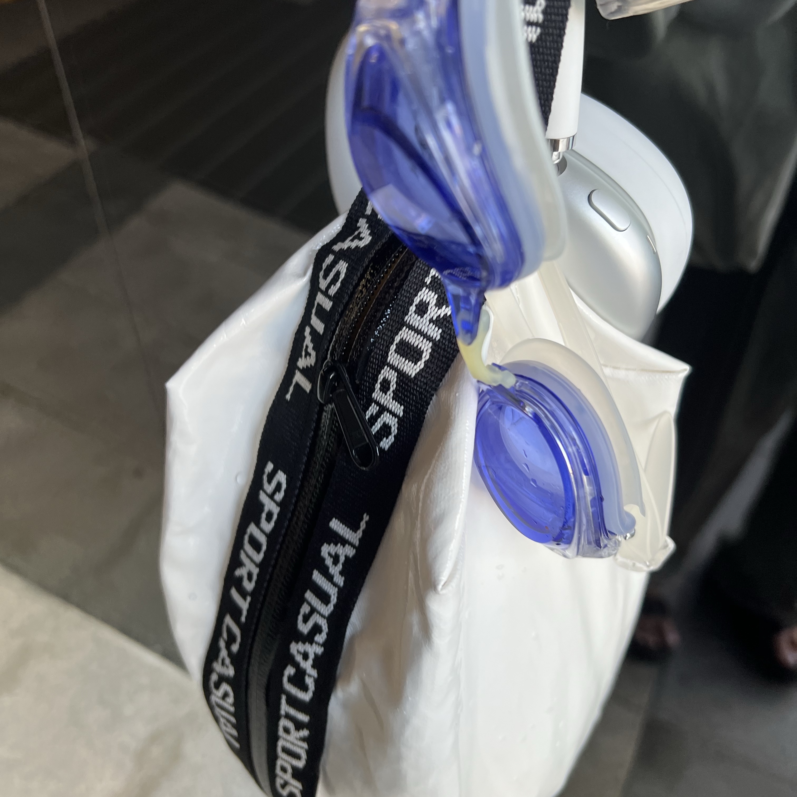 Apple AirPods Max Lightning Silver (Korean Ver.), Heritage Floss Nylon Ripstop Washer Sports Pouch Grey 착용 스타일