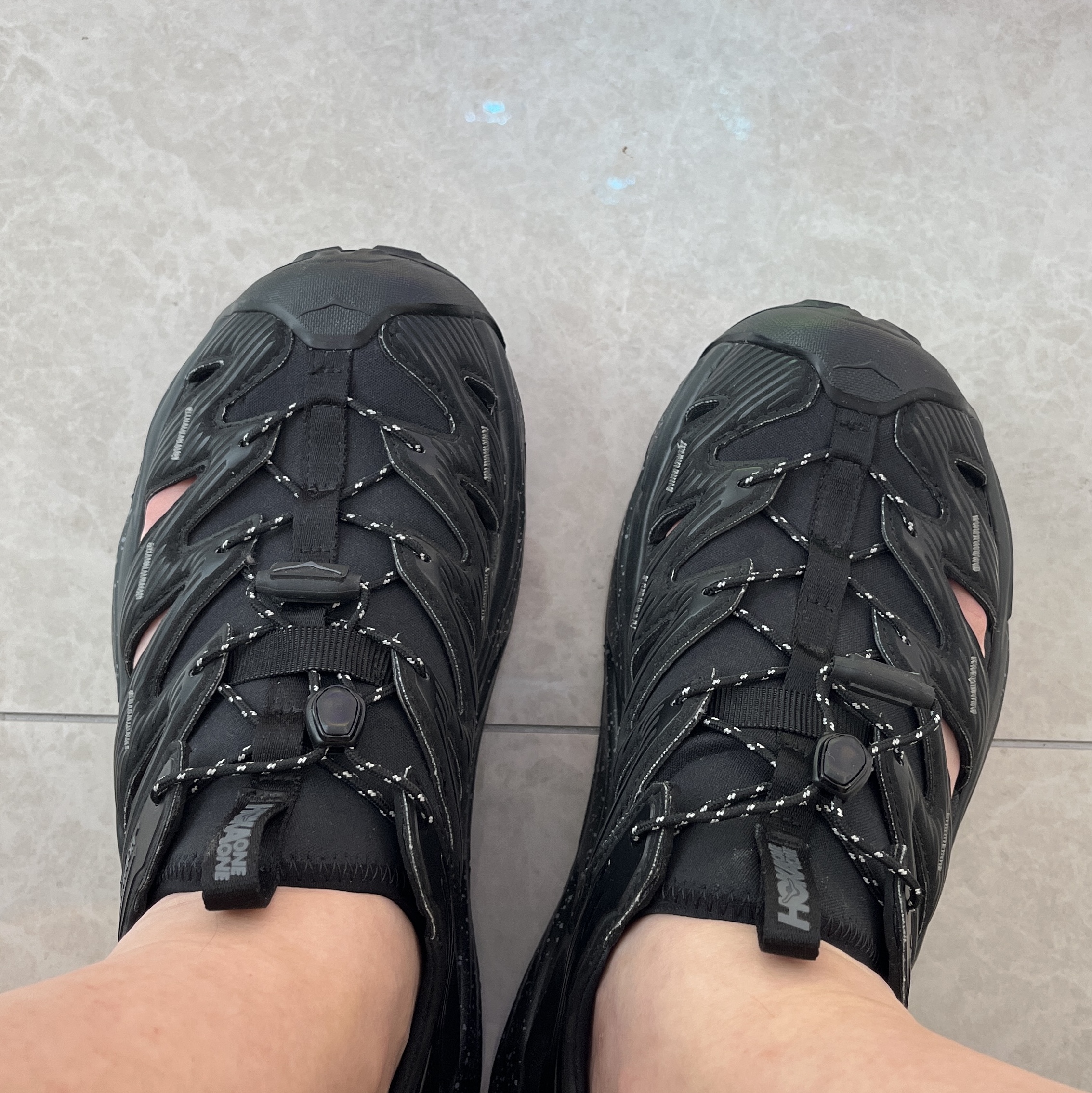 Hoka Hopara Black Castle Rock 착용 스타일 - 2