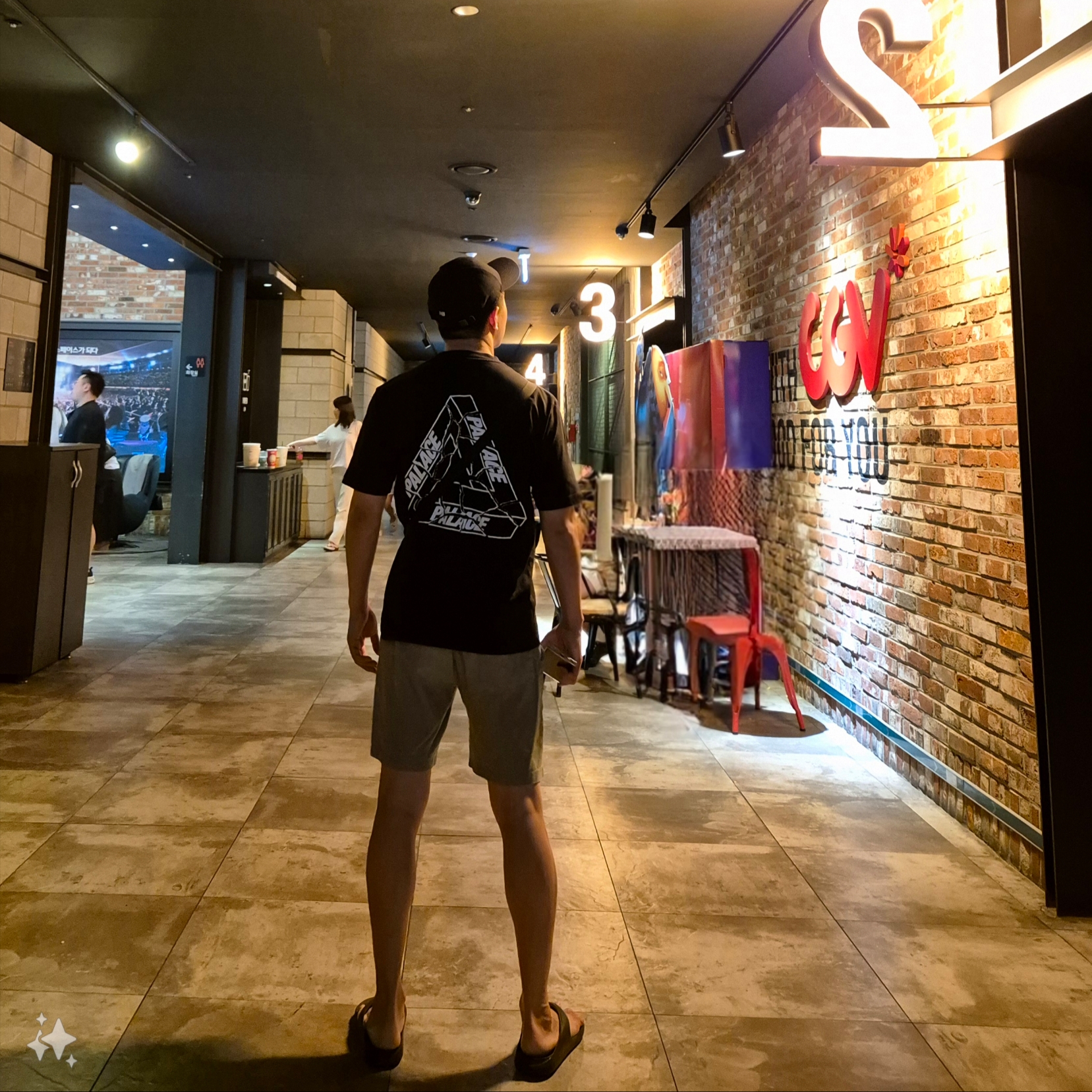 Palace Tri-Ripped T-Shirt Black - 23FW 착용 스타일
