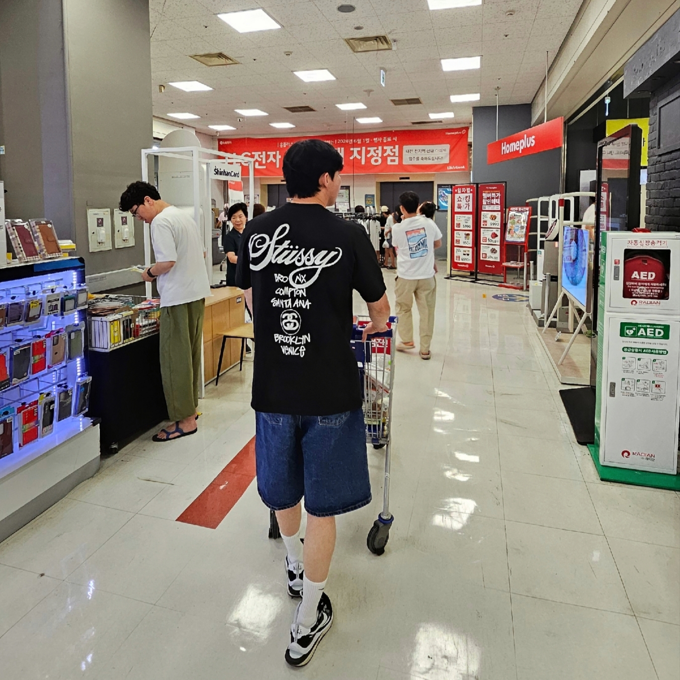 Stussy World Tour T-Shirt Black 2024,2025, Nike x Sacai VaporWaffle Black White 착용 스타일 - 2