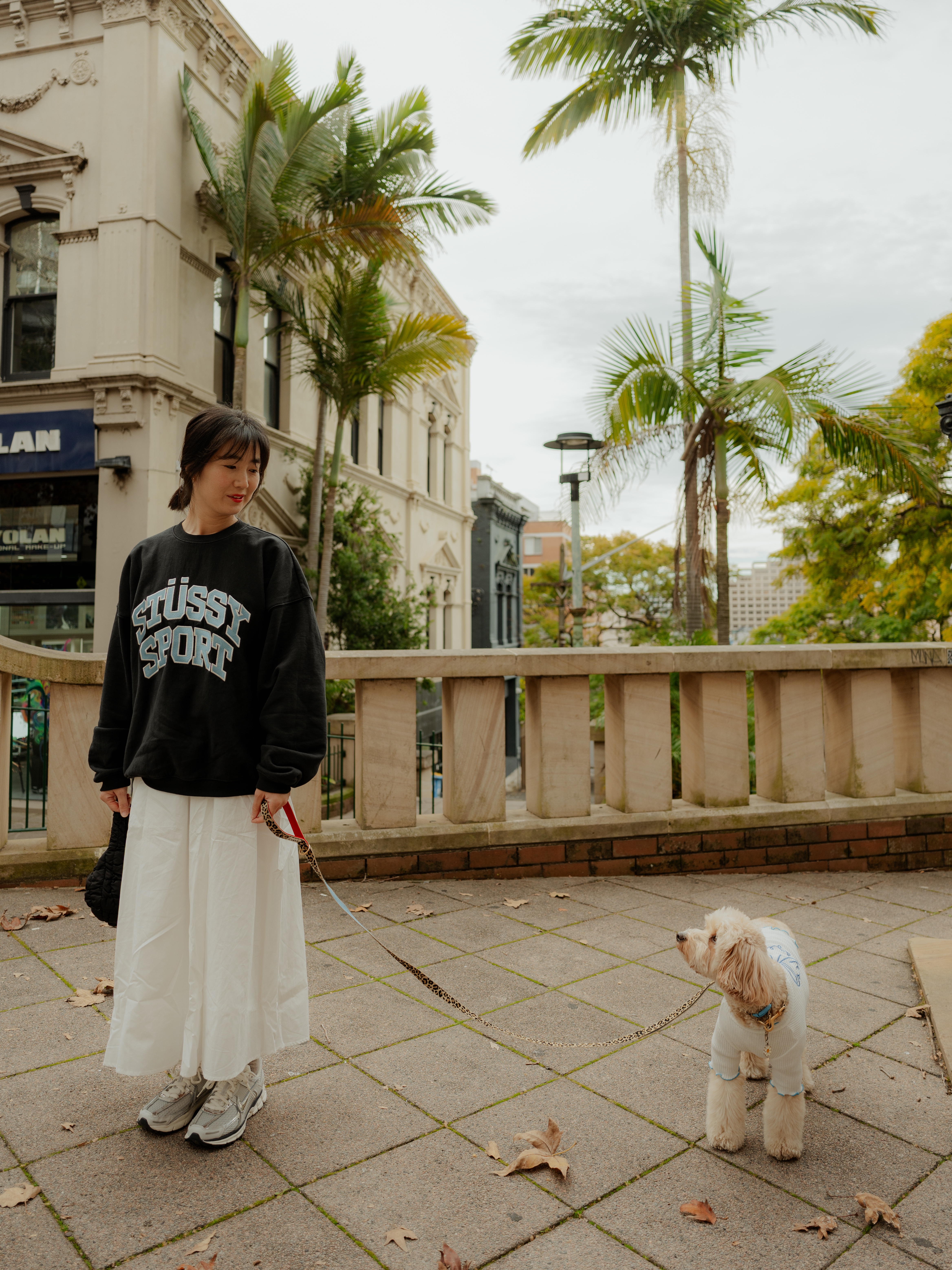 Stussy Sport Relaxed Oversized Crew Washed Black, (W) Nike Zoom Vomero 5 Photon Dust and Metallic Silver 착용 스타일 - 4